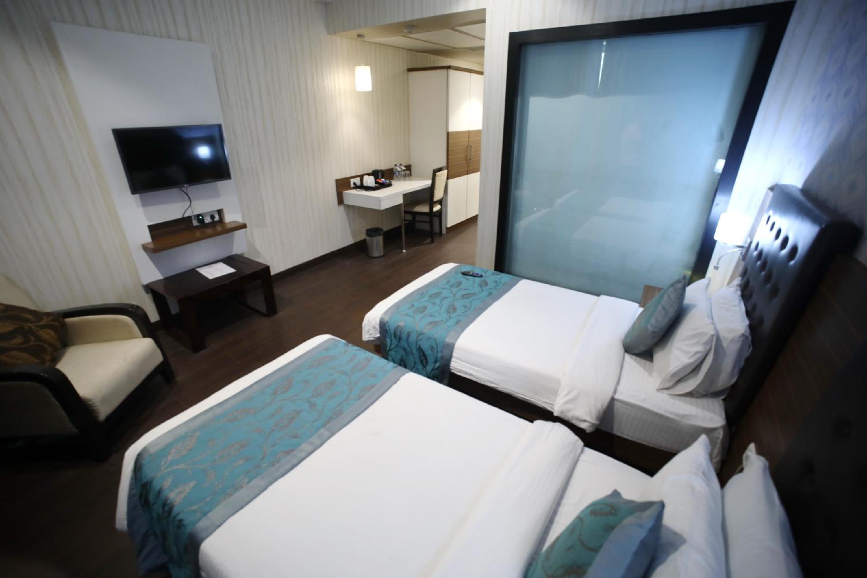 Super Deluxe Room Twin Bed - Photo 11