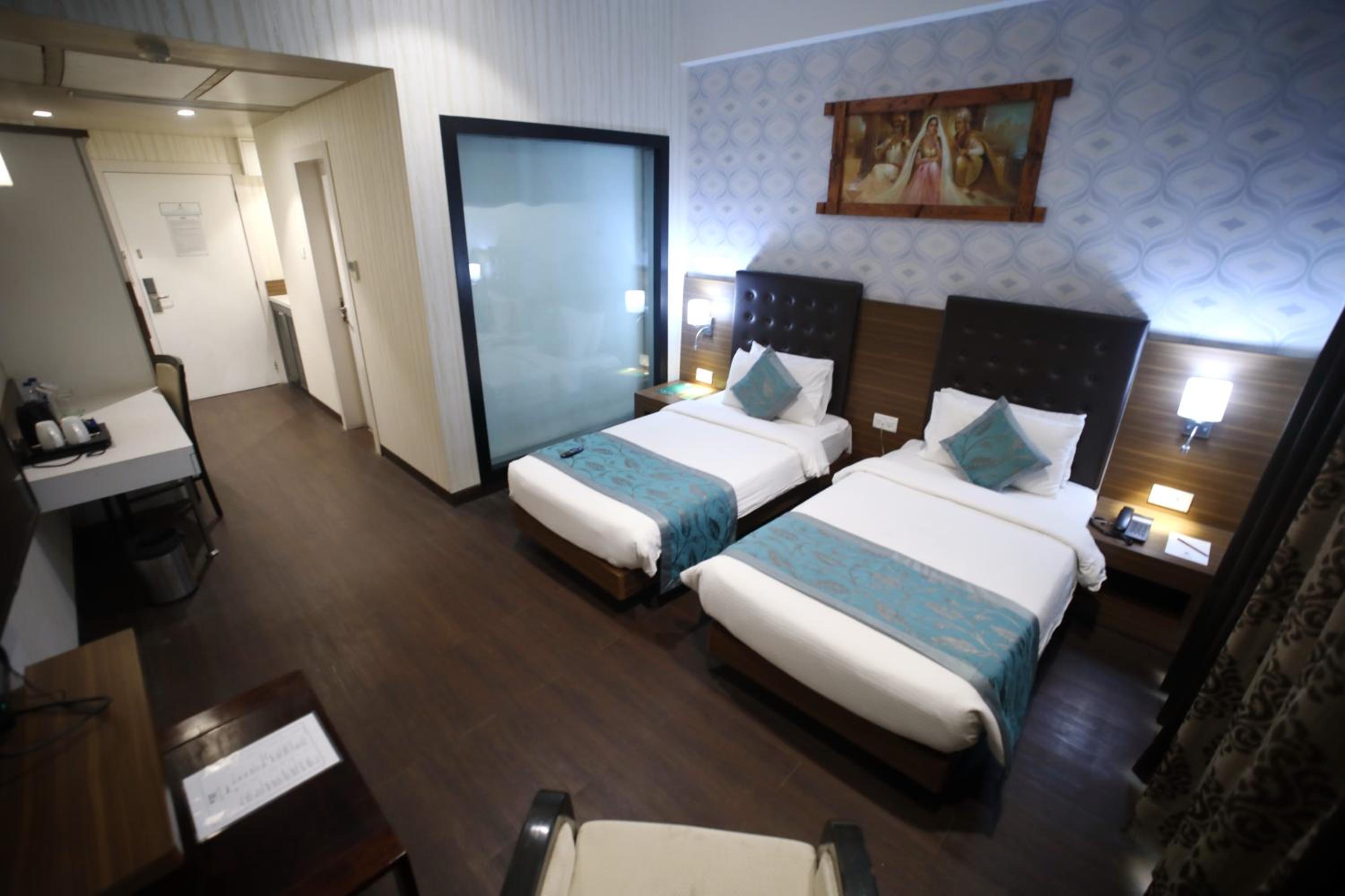Super Deluxe Room Twin Bed - Photo 12