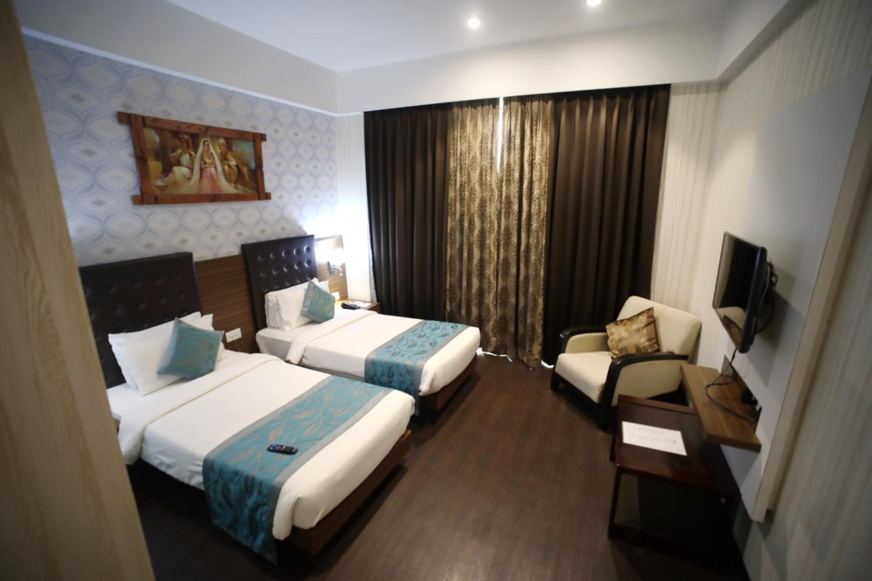 Super Deluxe Room Twin Bed - Photo 13