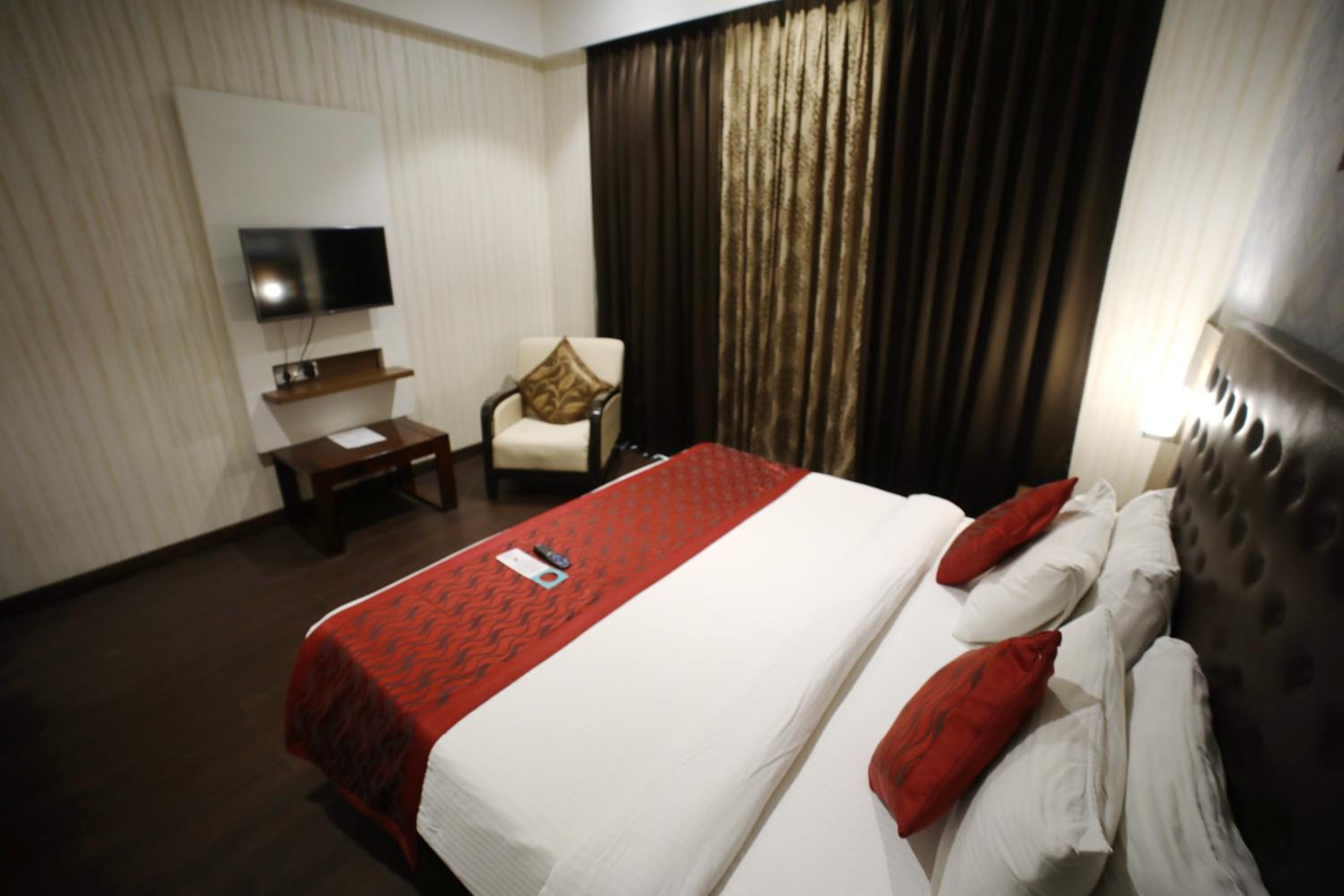 Super Deluxe Room King Bed - Photo 9
