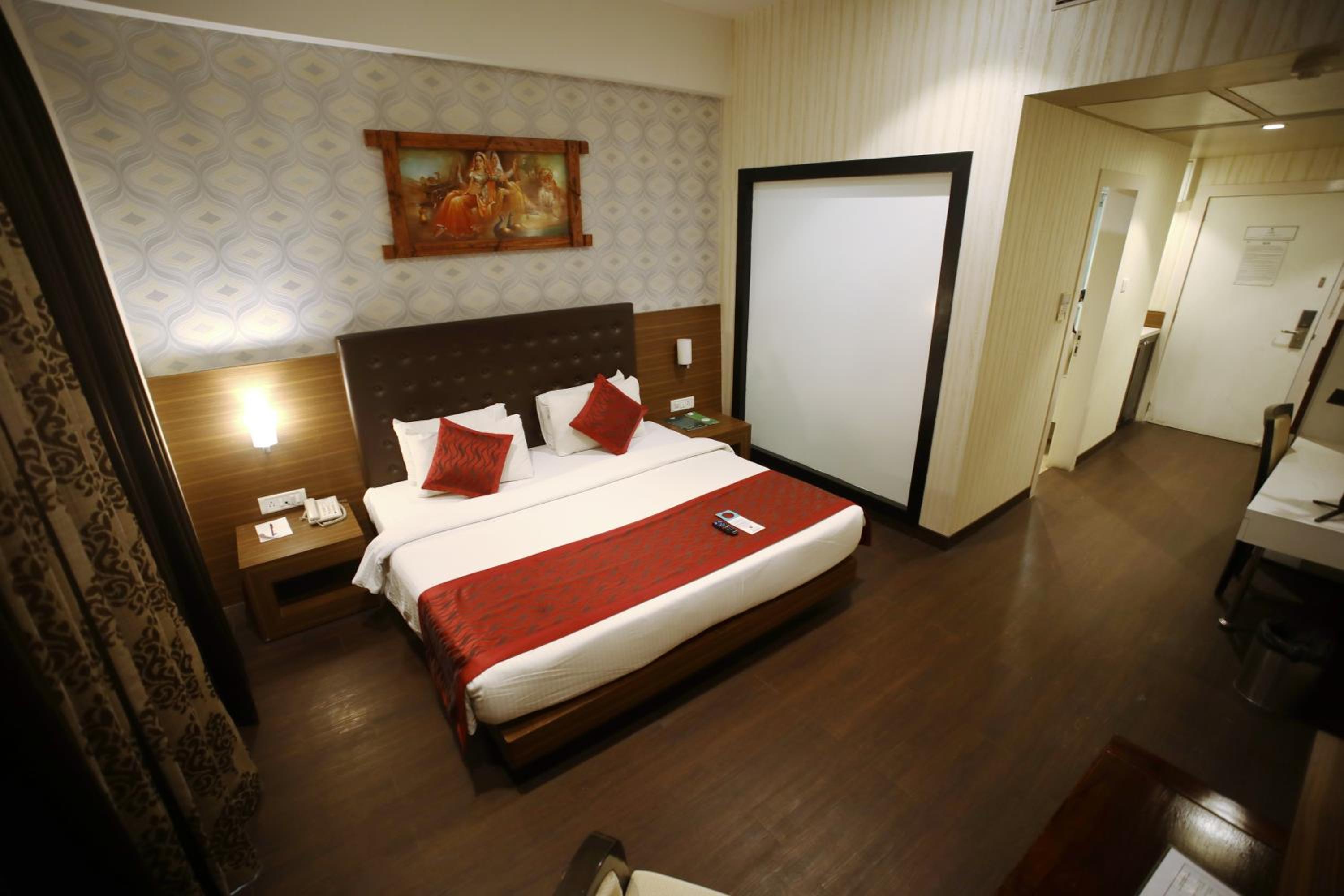 Super Deluxe Room King Bed - Photo 12
