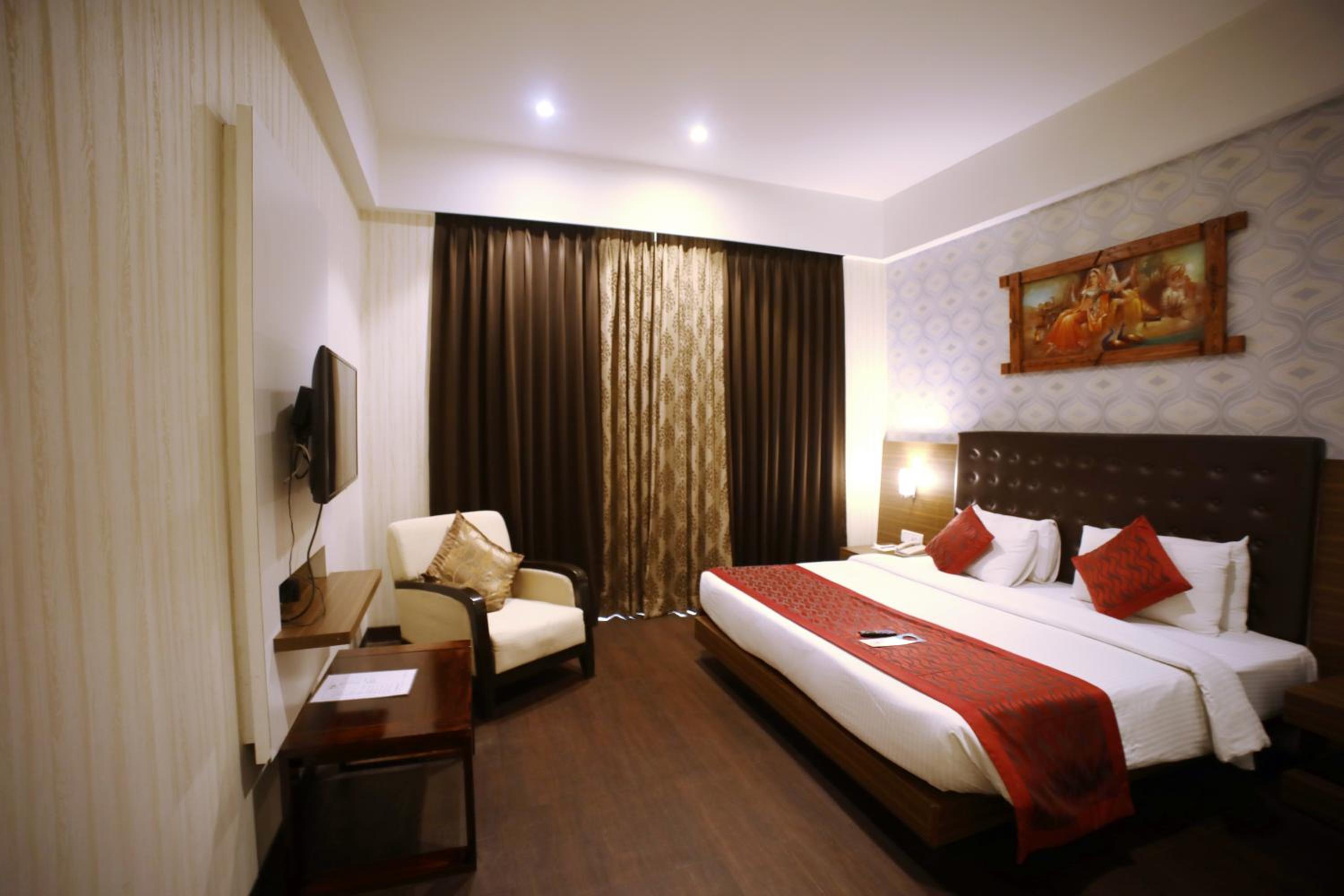 Super Deluxe Room King Bed - Photo 13