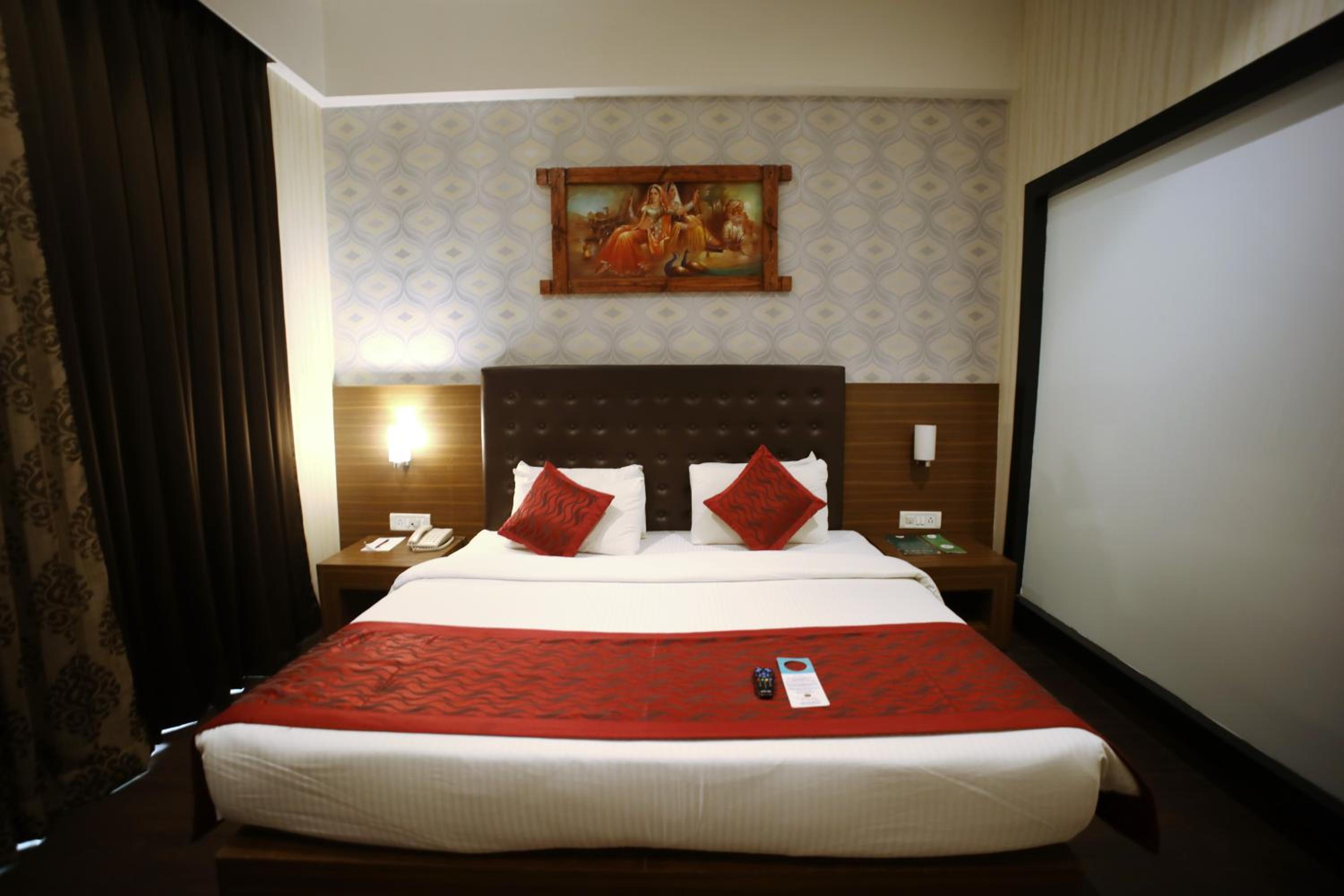 Super Deluxe Room King Bed - Photo 14
