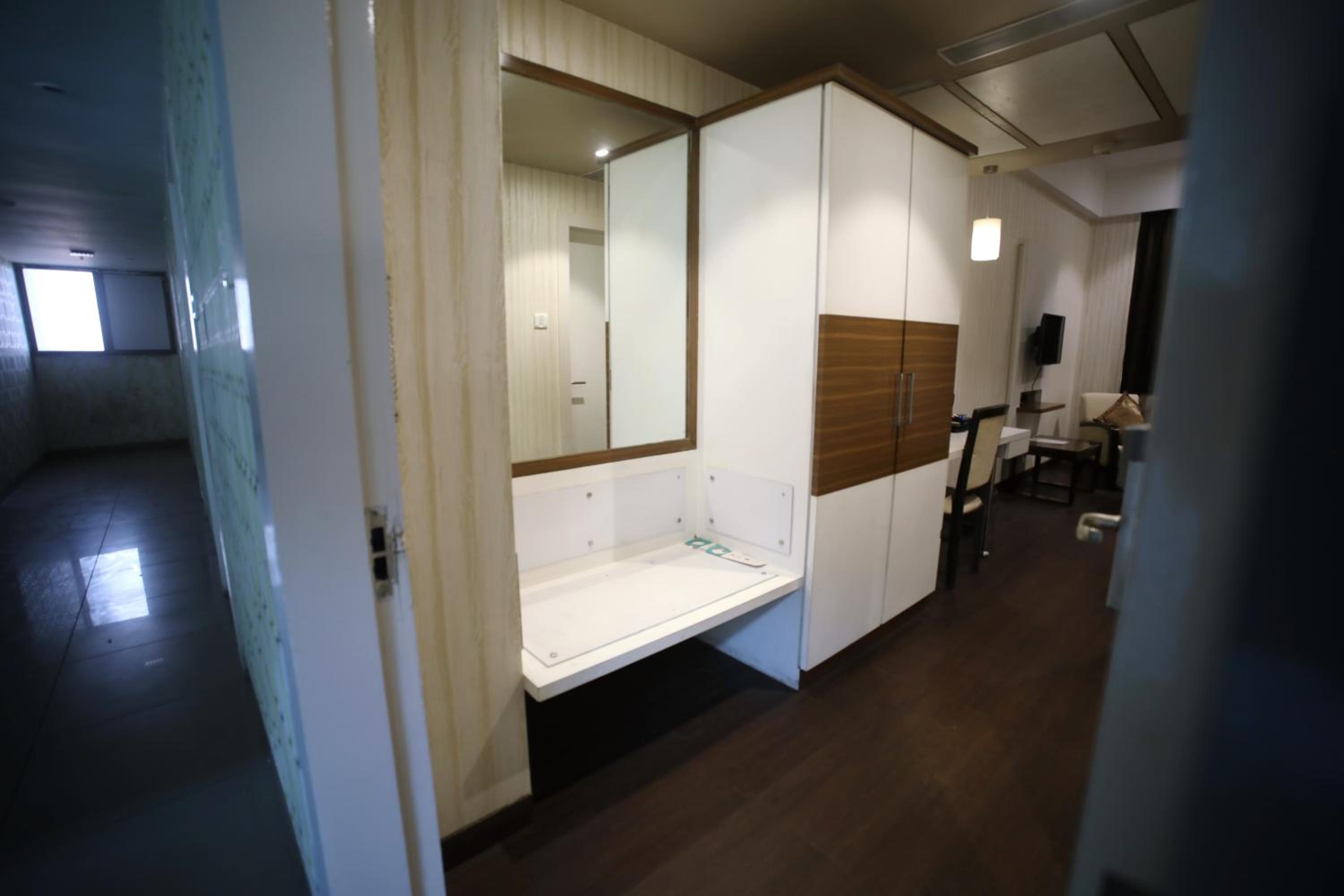 Super Deluxe Room King Bed - Photo 8