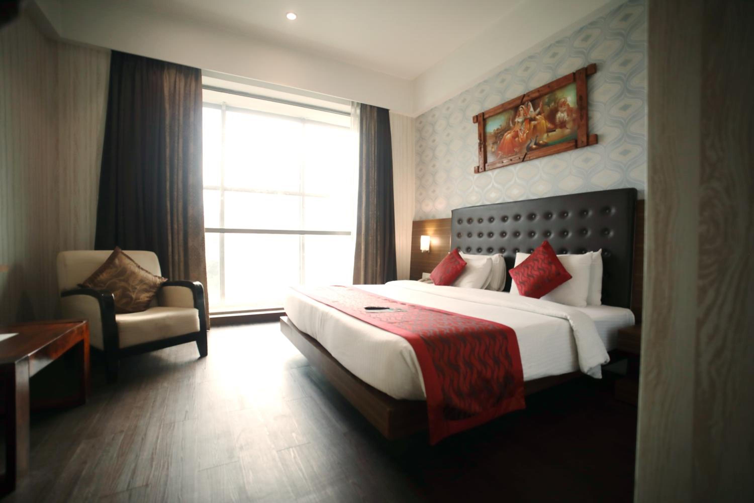 Super Deluxe Room King Bed - Photo 3