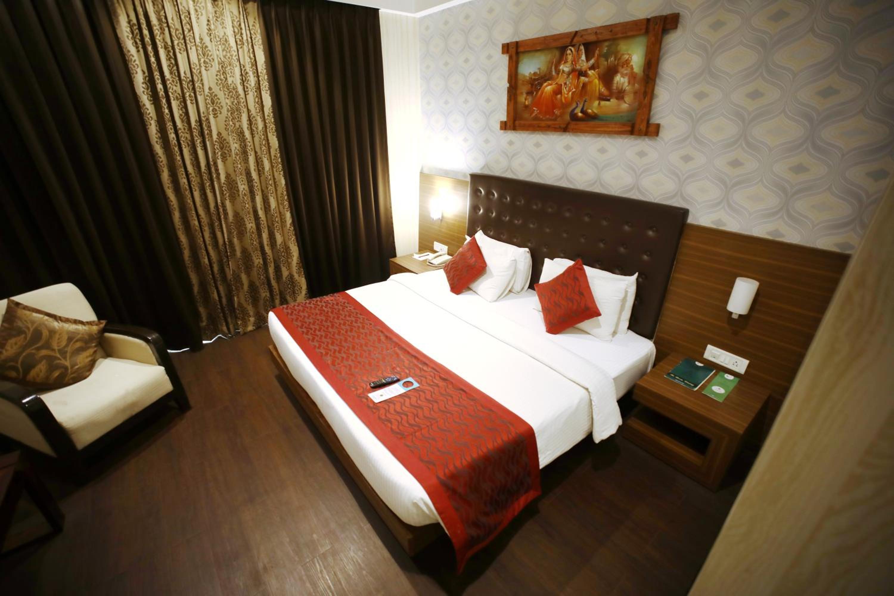 Super Deluxe Room King Bed - Photo 2
