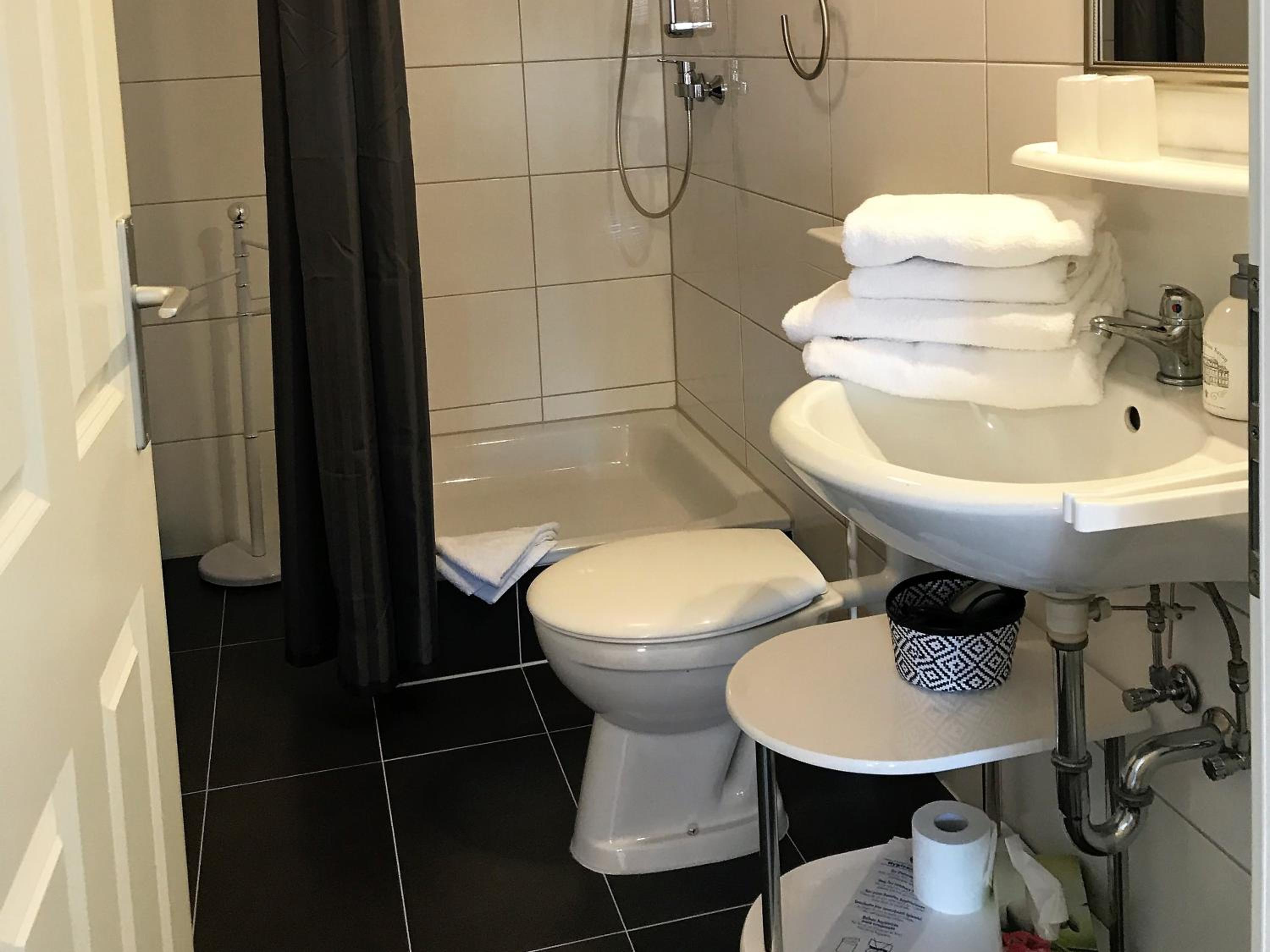 Double or Twin Room with Private Bathroom photo 3