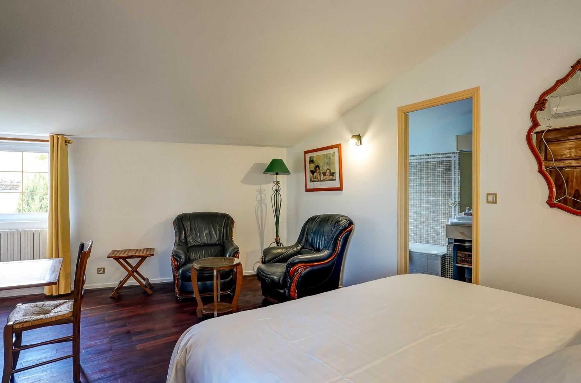 Deluxe Double Room with Balcony - Photo 2