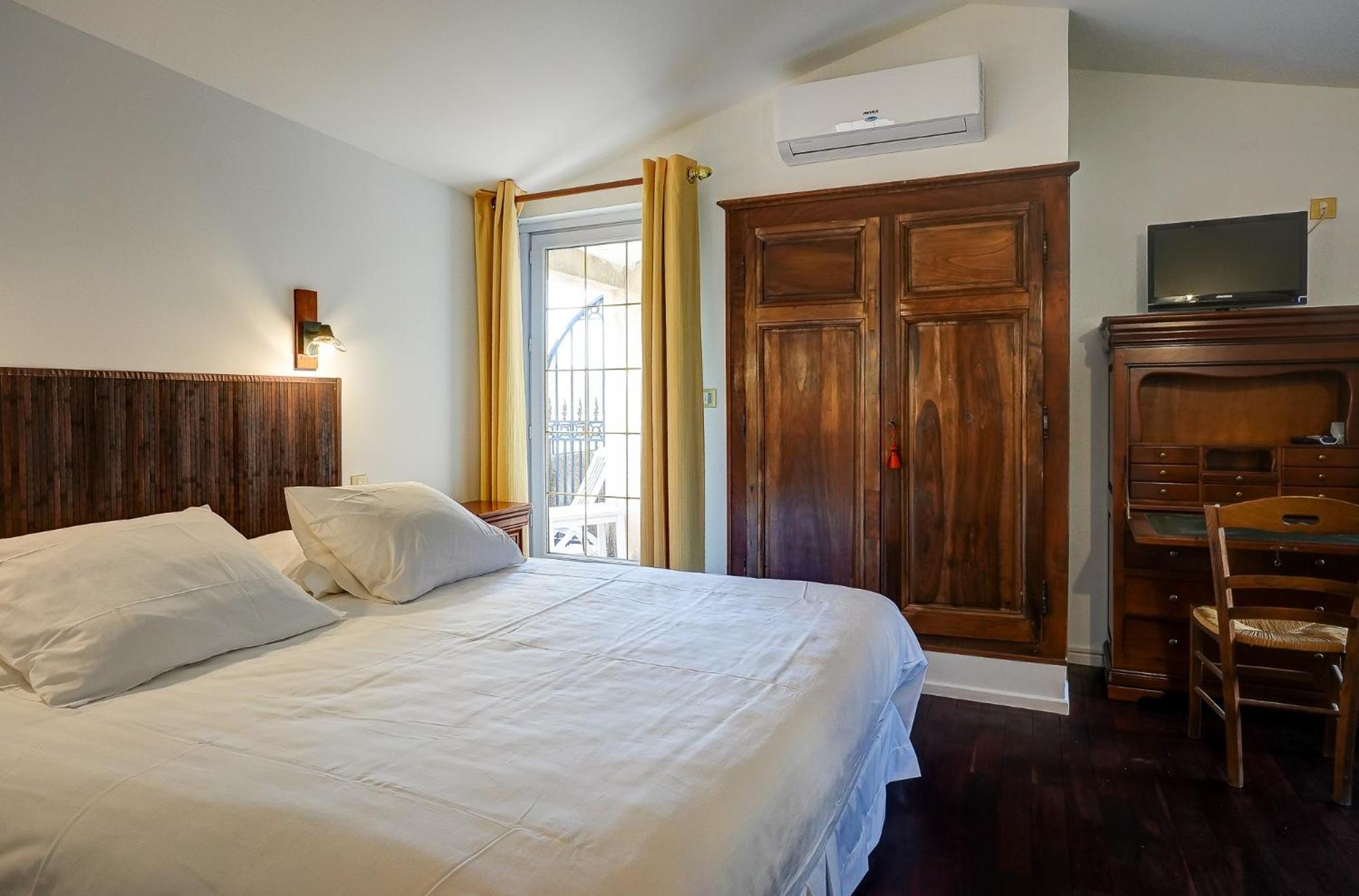 Deluxe Double Room with Balcony - Photo 3