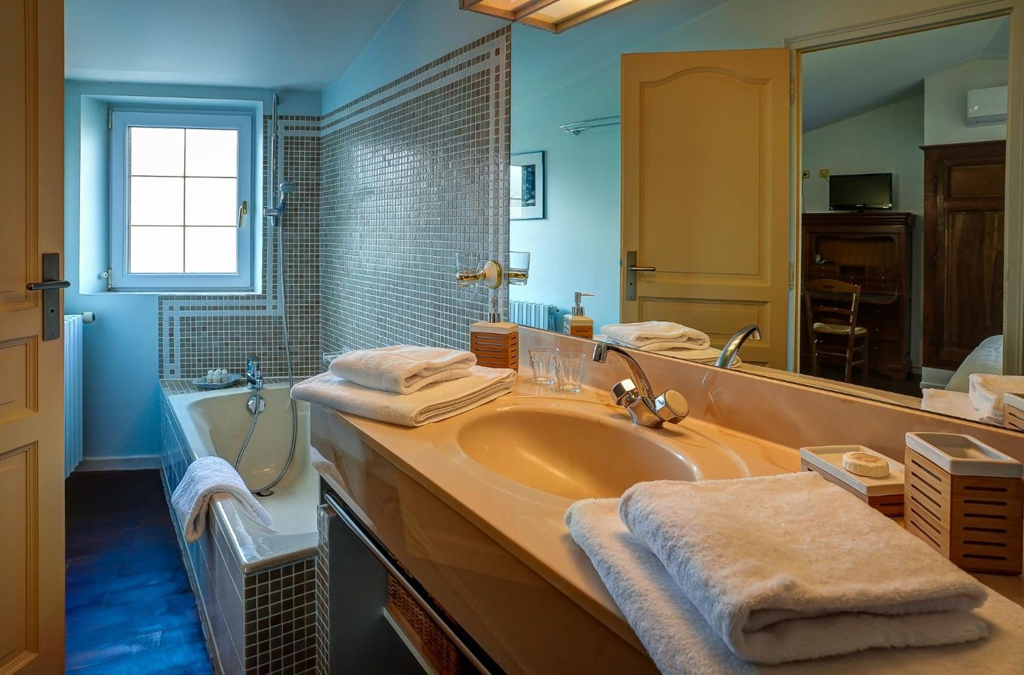 Deluxe Double Room with Balcony - Photo 4