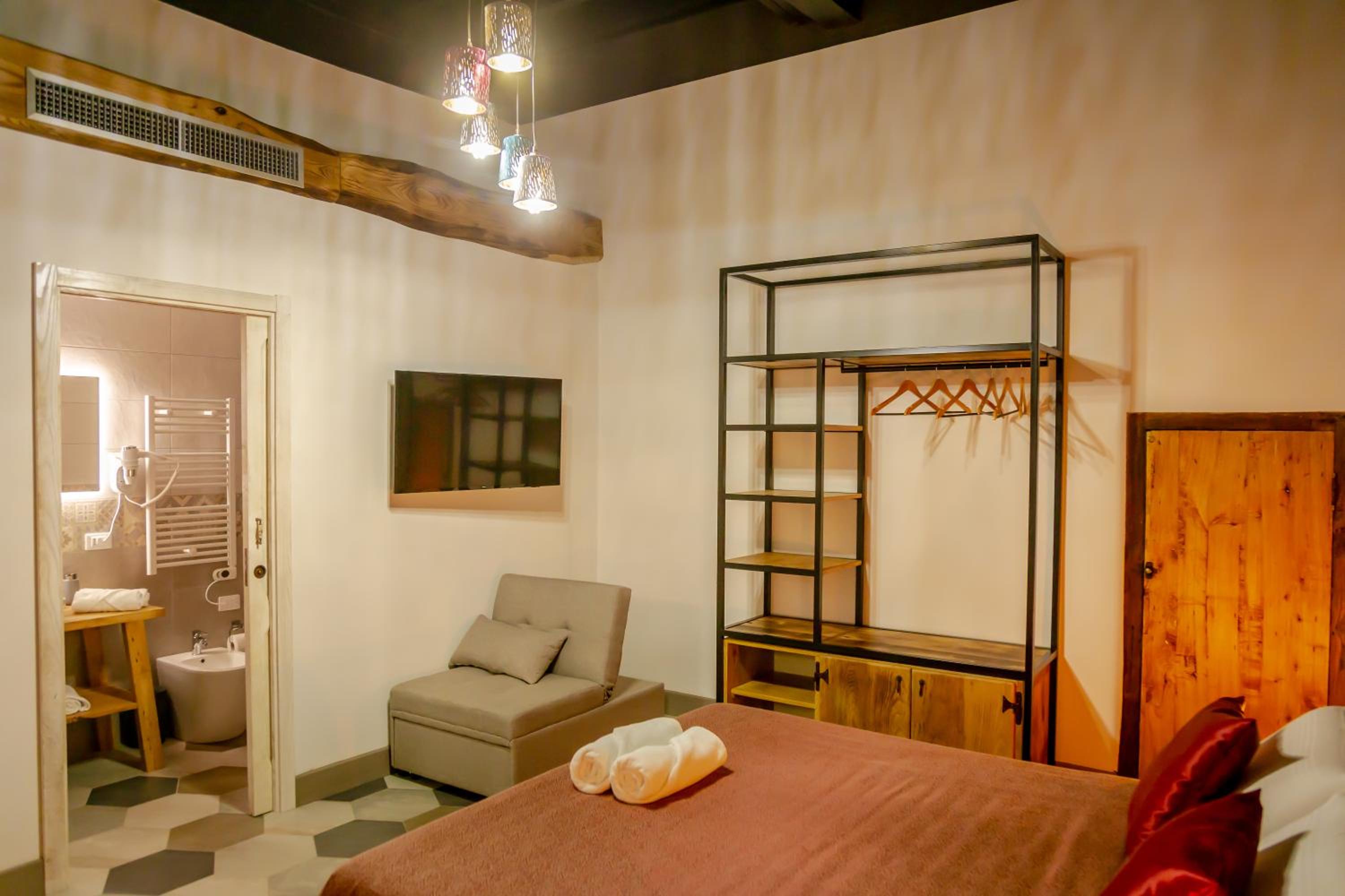 Double Room - Photo 12