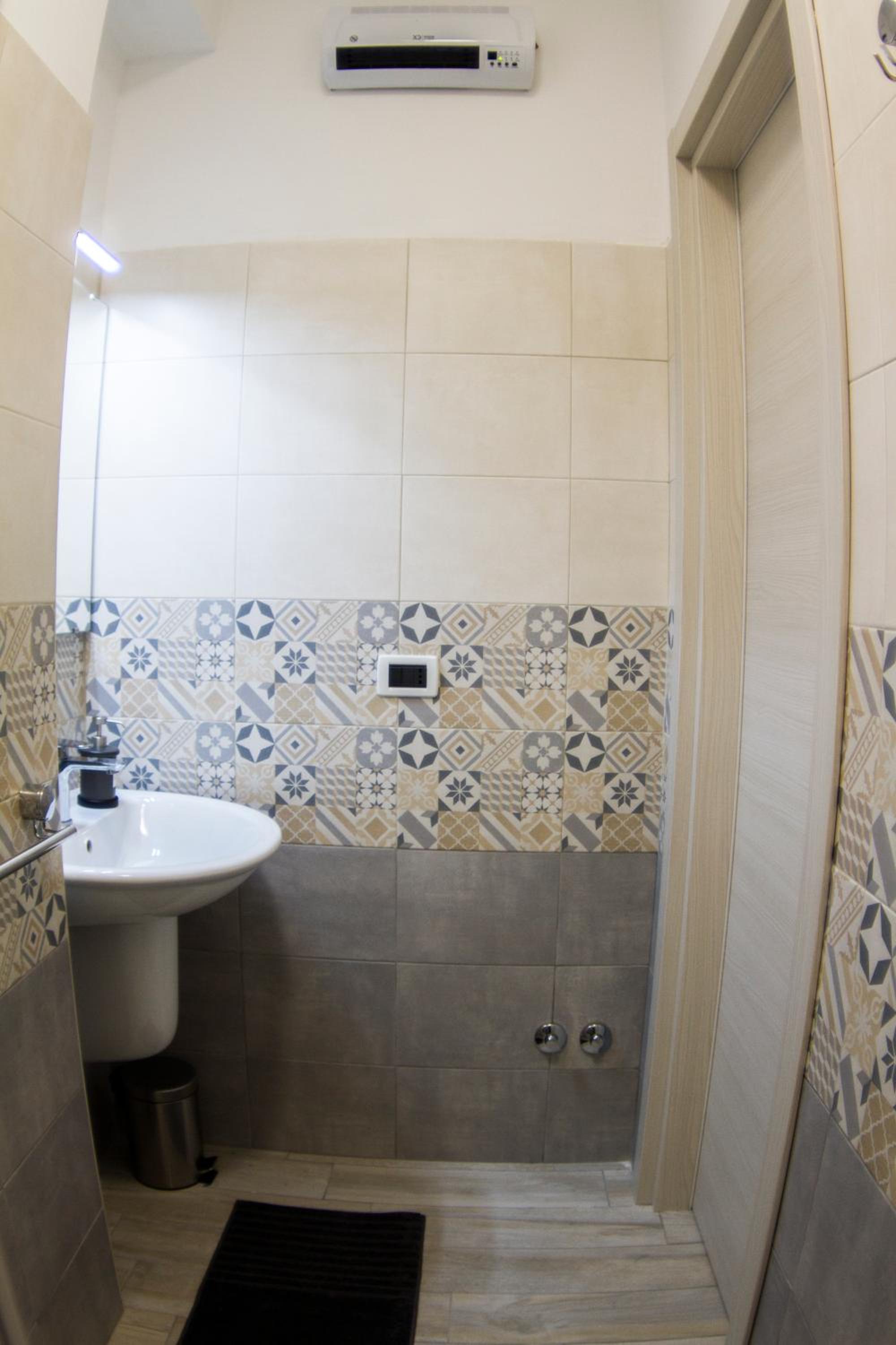Deluxe Room (2 Adults + 1 Child) - Photo 4