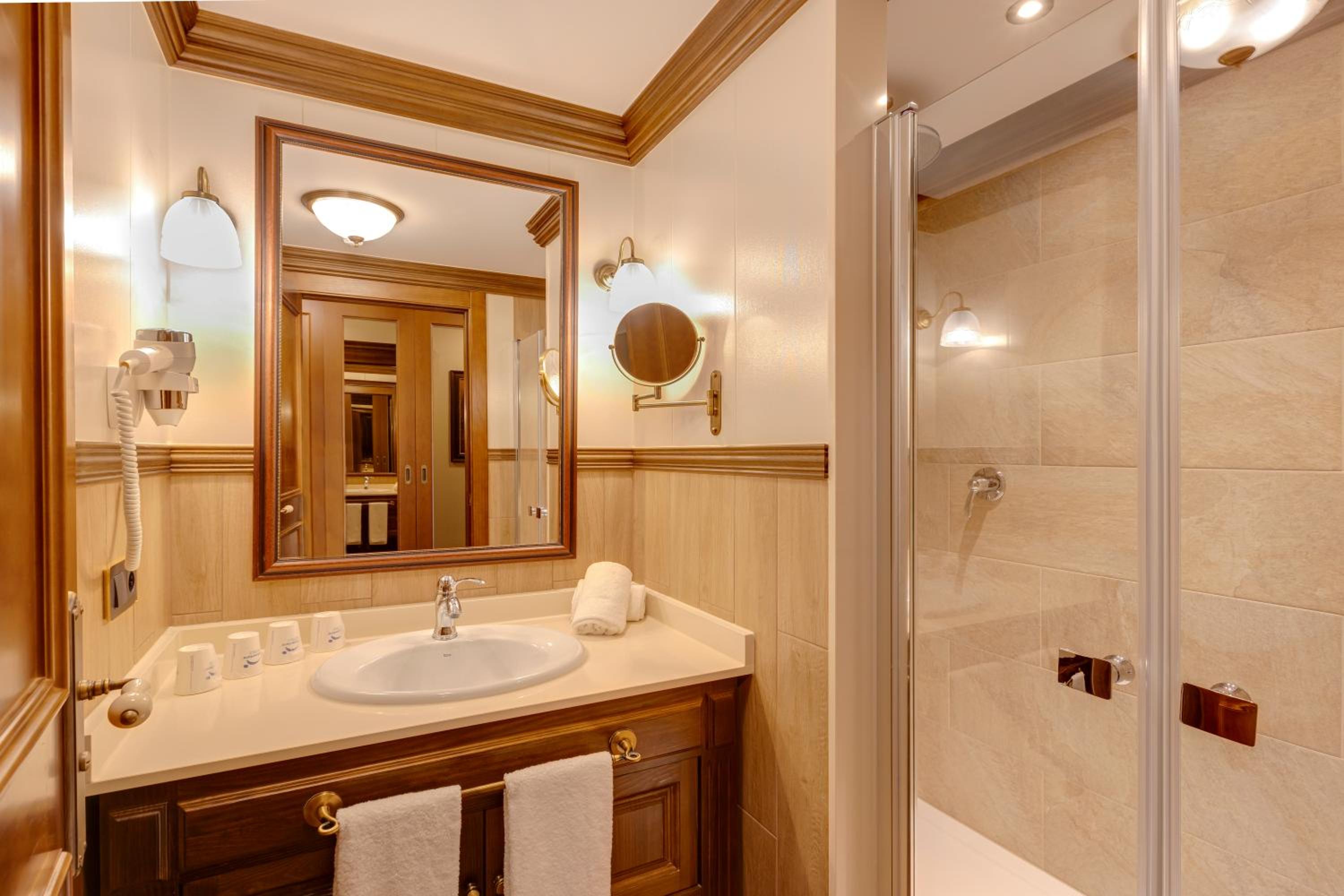 Superior Room with Access to PortAventura Park ( 2 adults + 1 child ) + 1 access to Ferrari Land photo 3