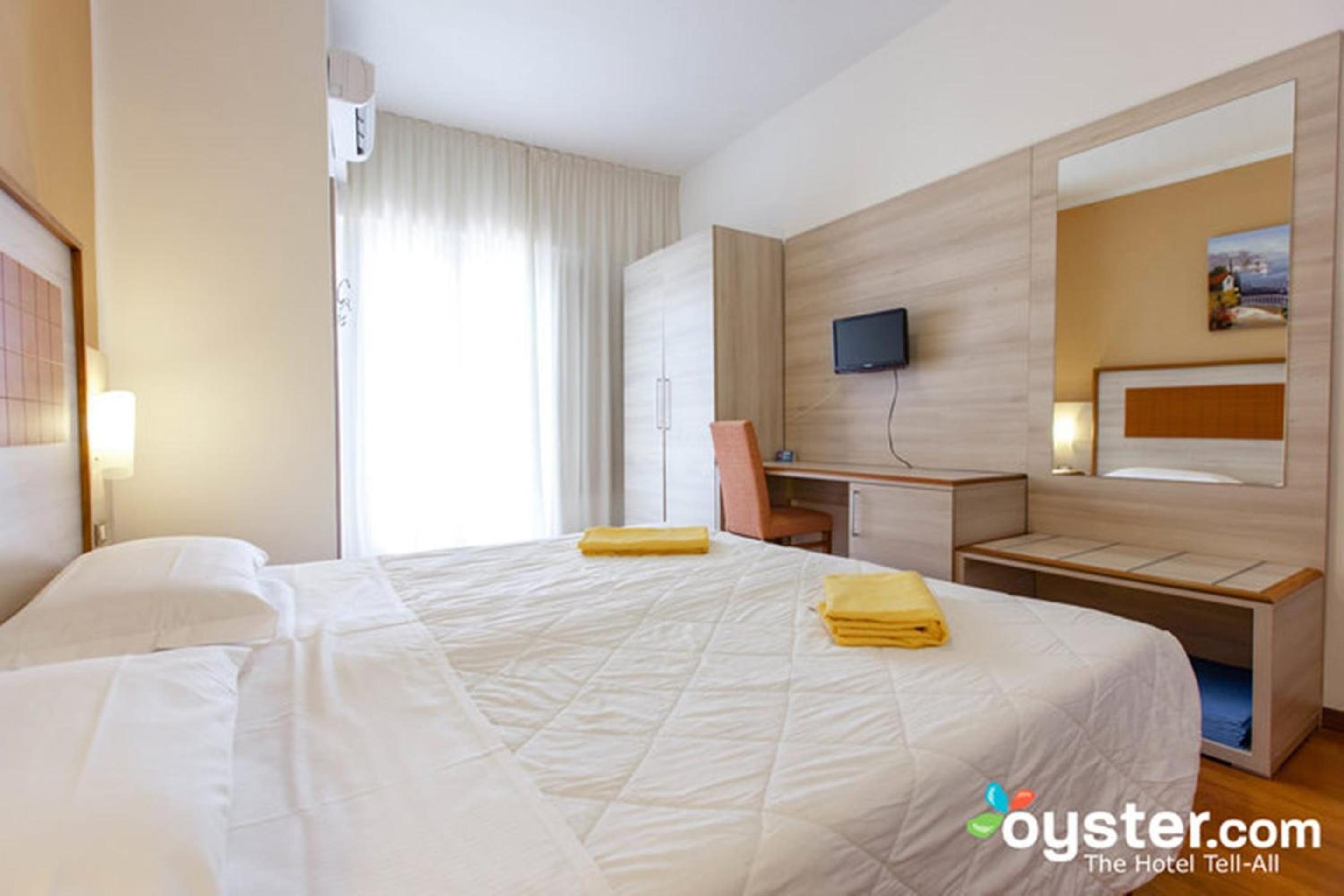 Superior Double or Twin Room with Lake View photo 2