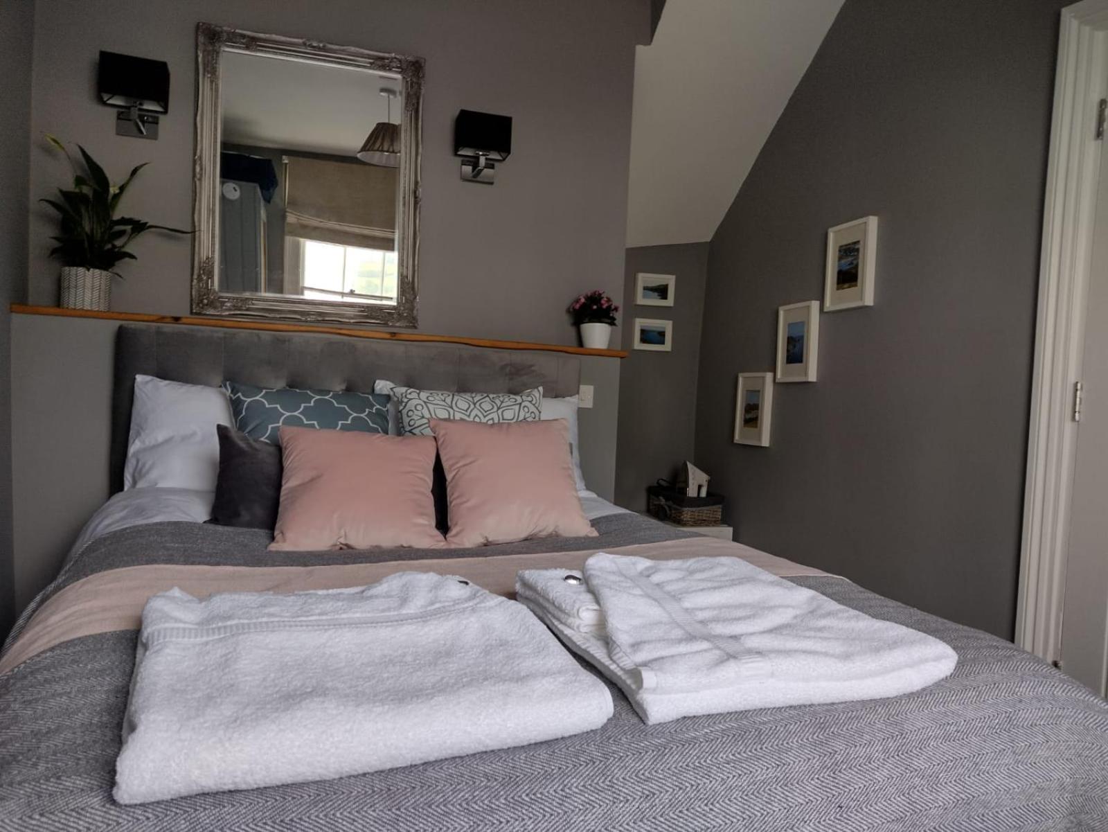 Deluxe Double Room with Shower - Photo 7