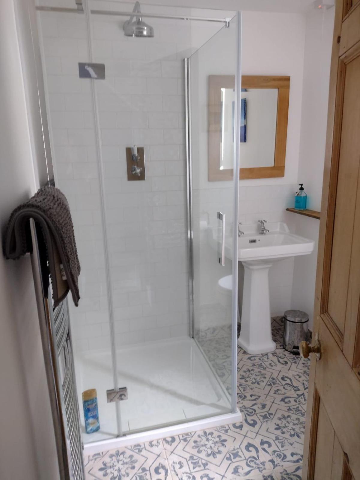 Deluxe Double Room with Shower - Photo 4