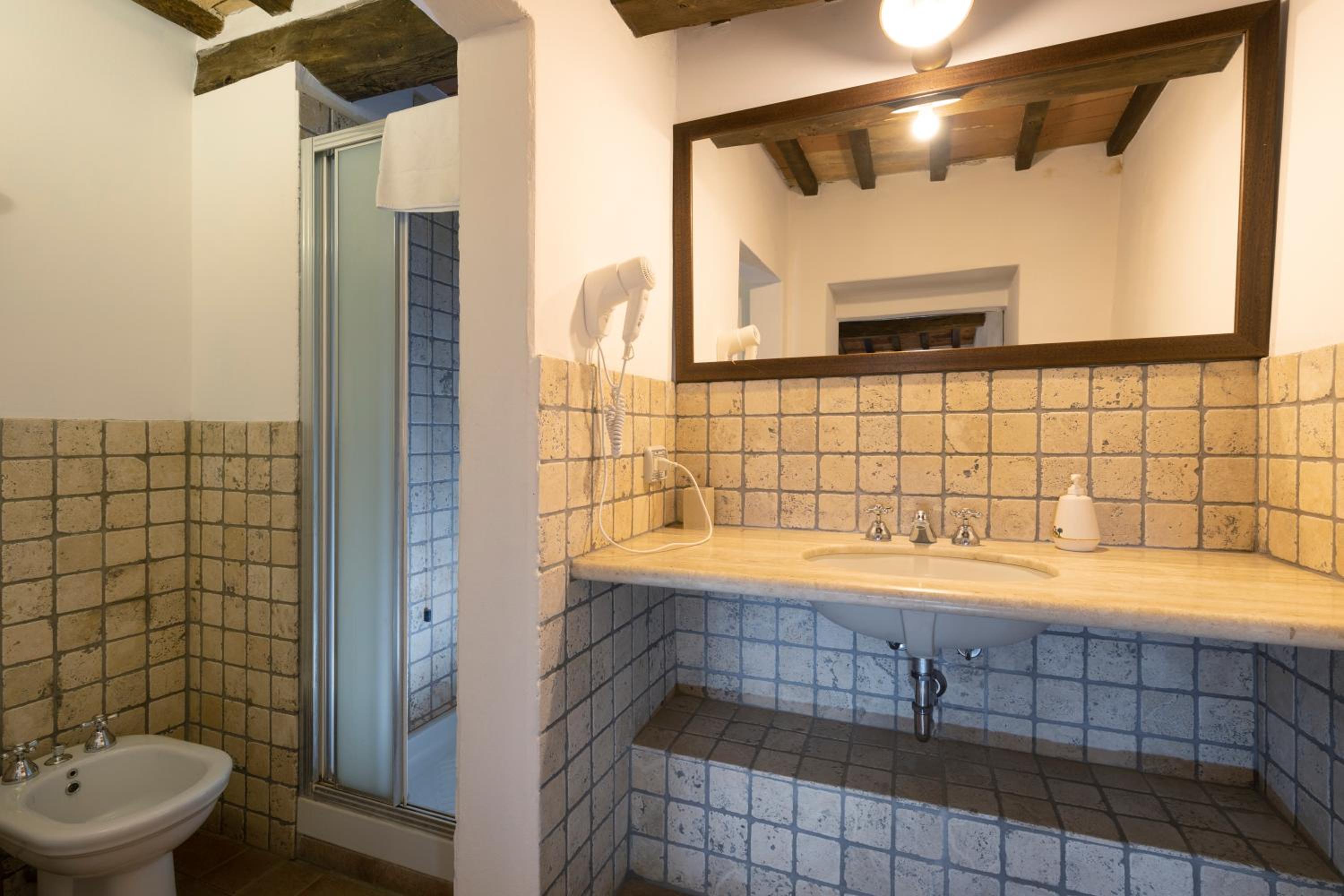 Double Room - Photo 6