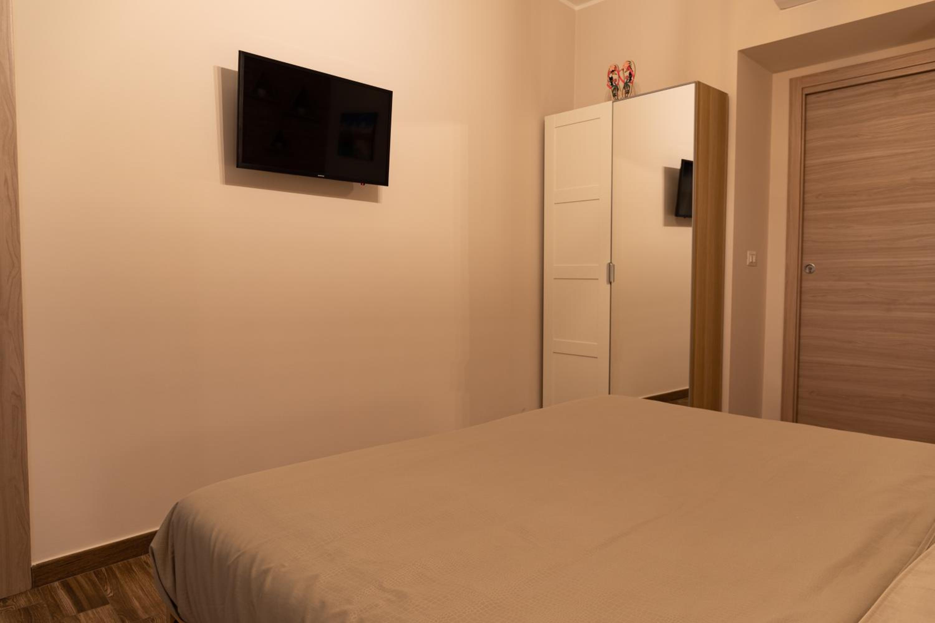 Double or Twin Room with Balcony - Photo 3