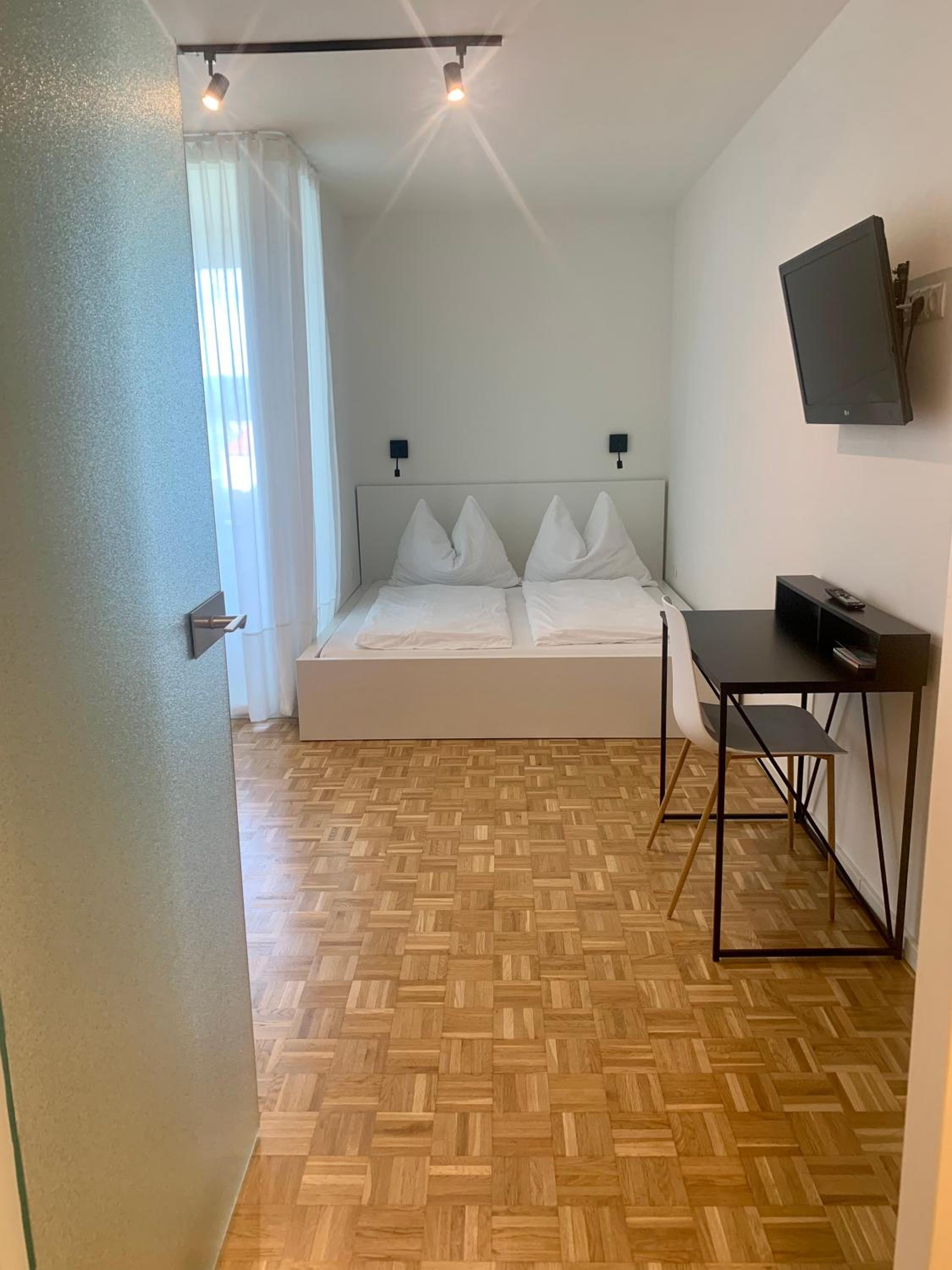 One-Bedroom Apartment photo 1