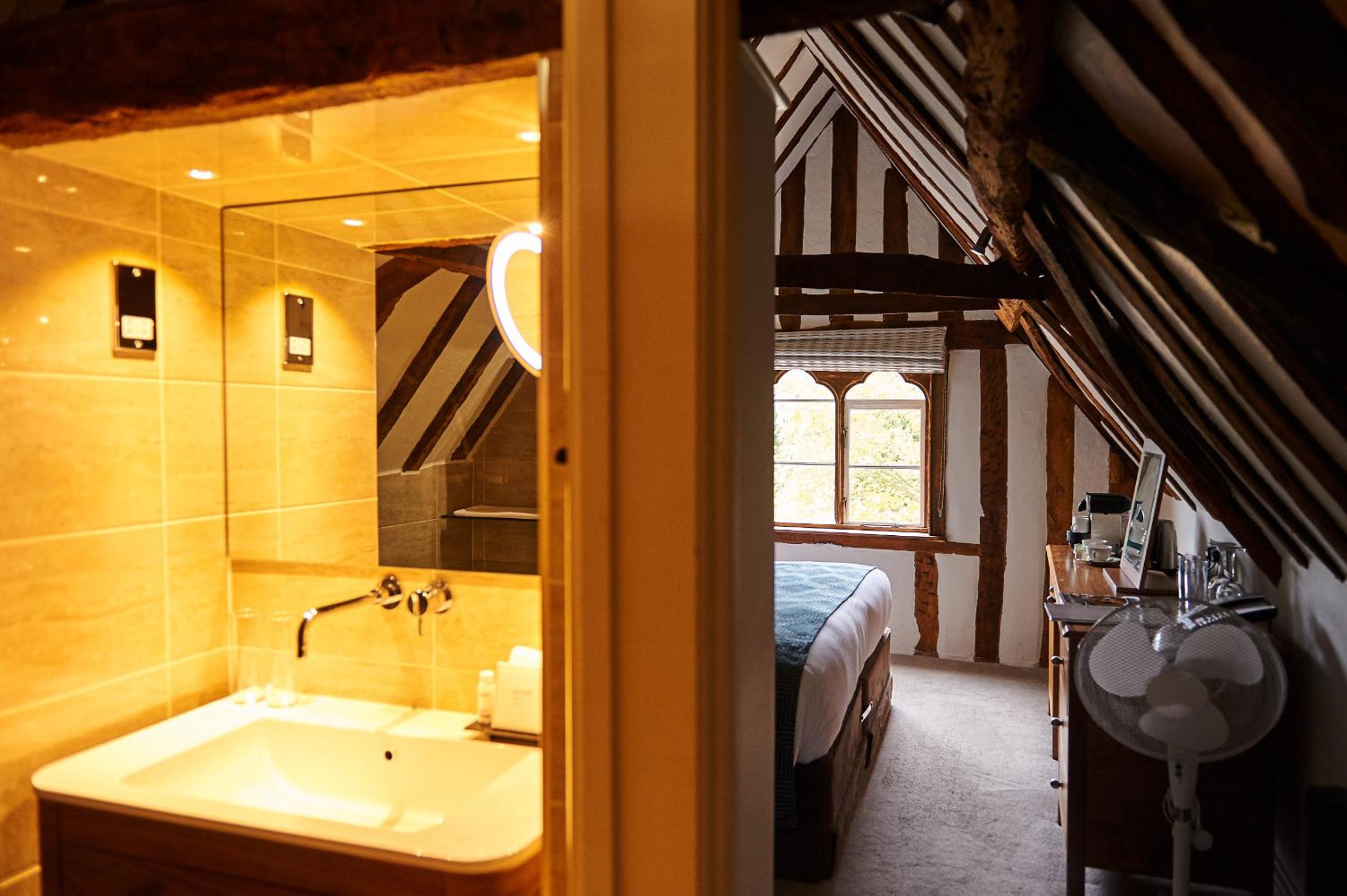 Deluxe King Room - Photo 5