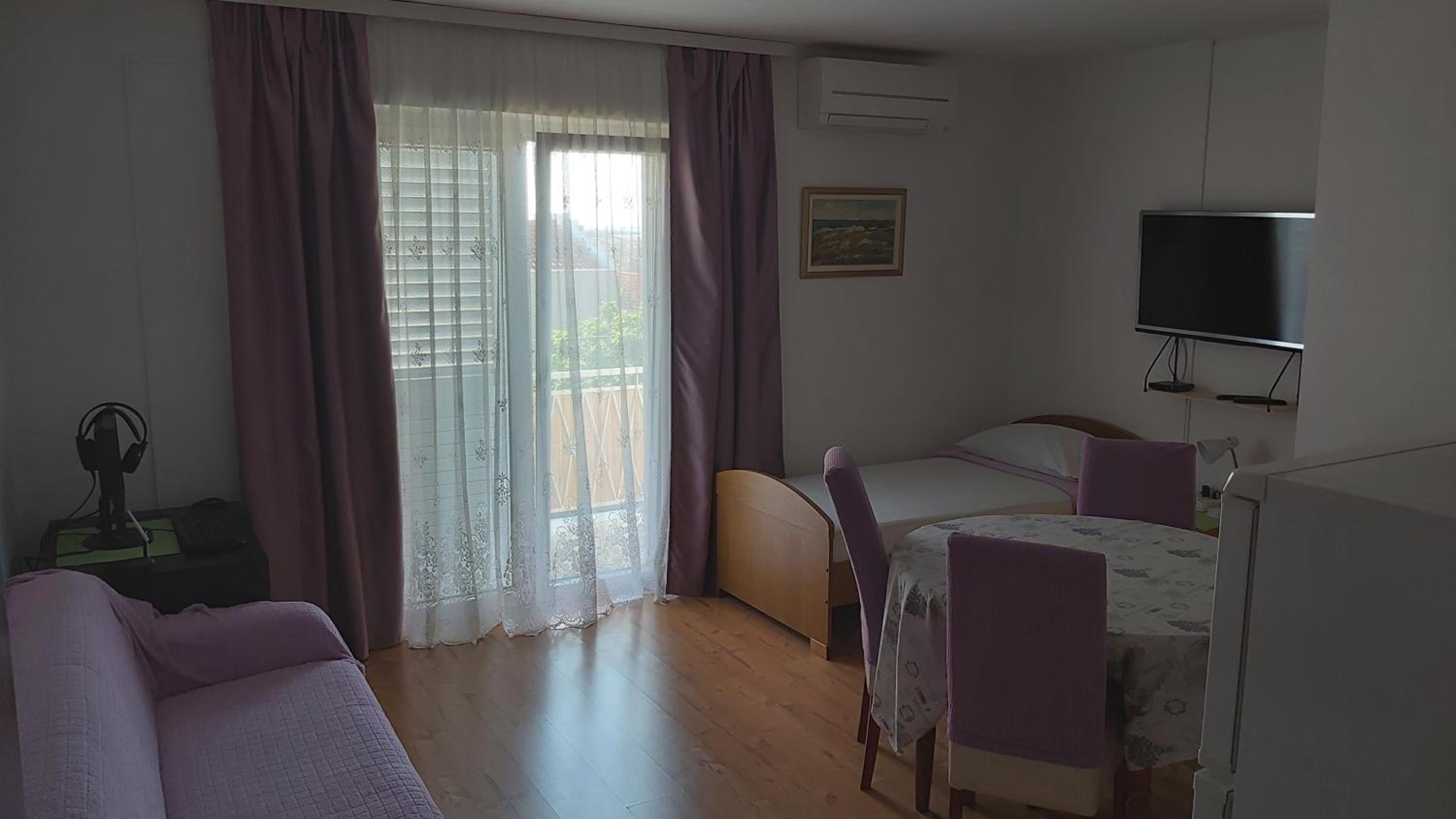 One-Bedroom Apartment - Photo 1