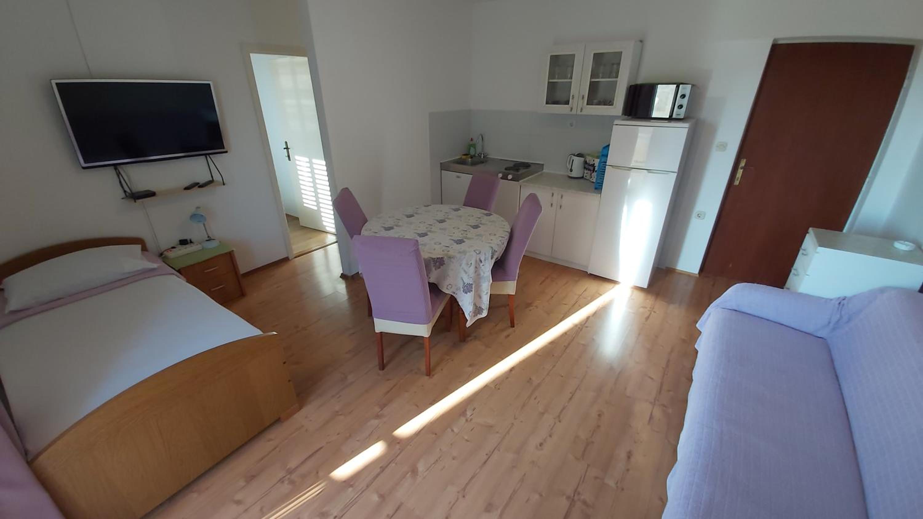 One-Bedroom Apartment - Photo 2
