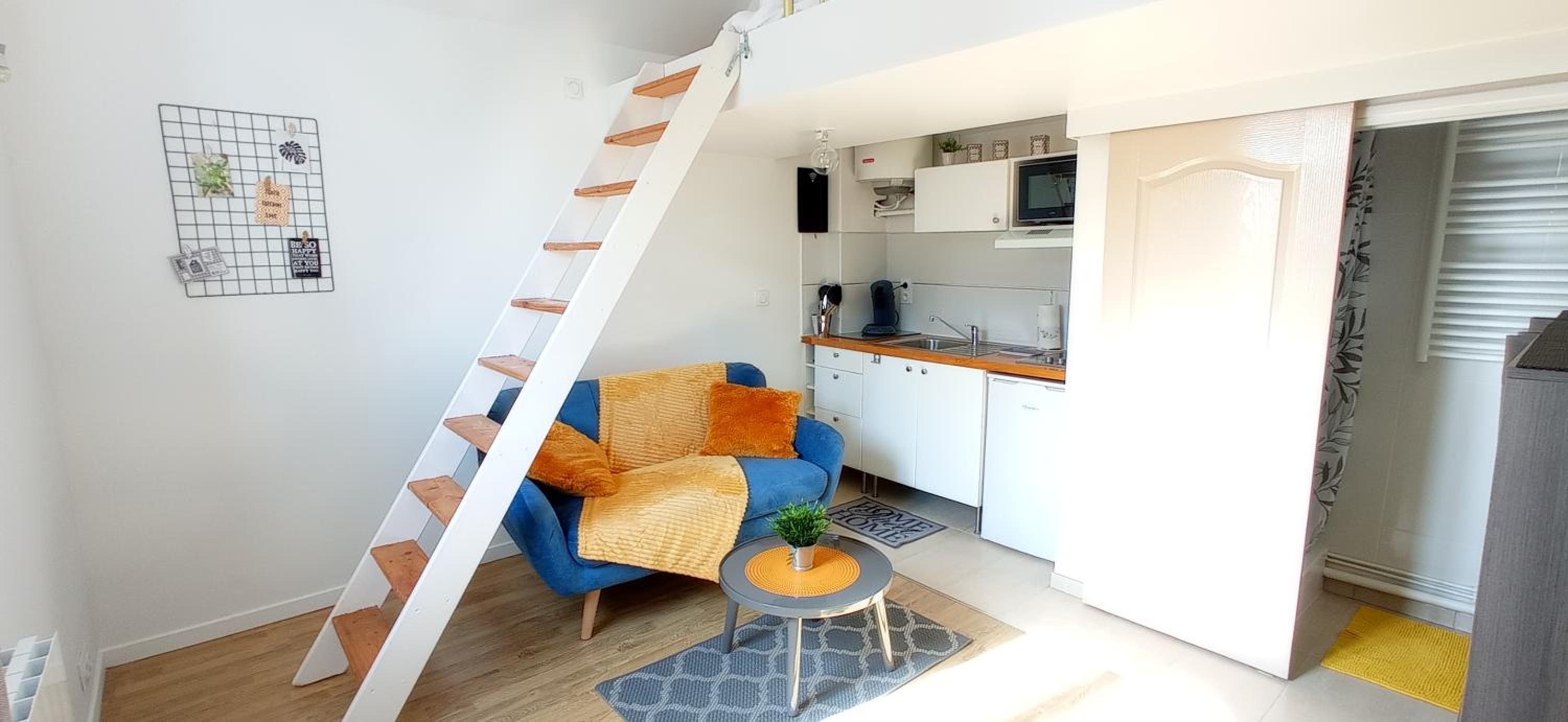 Studio - Split Level - Photo 2