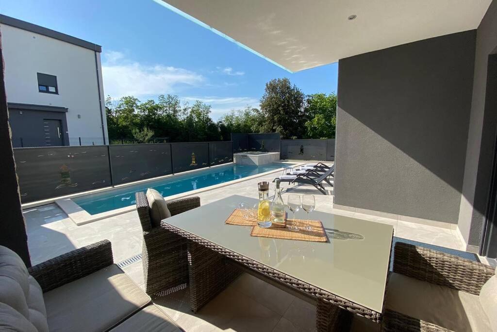 Villa photo 3
