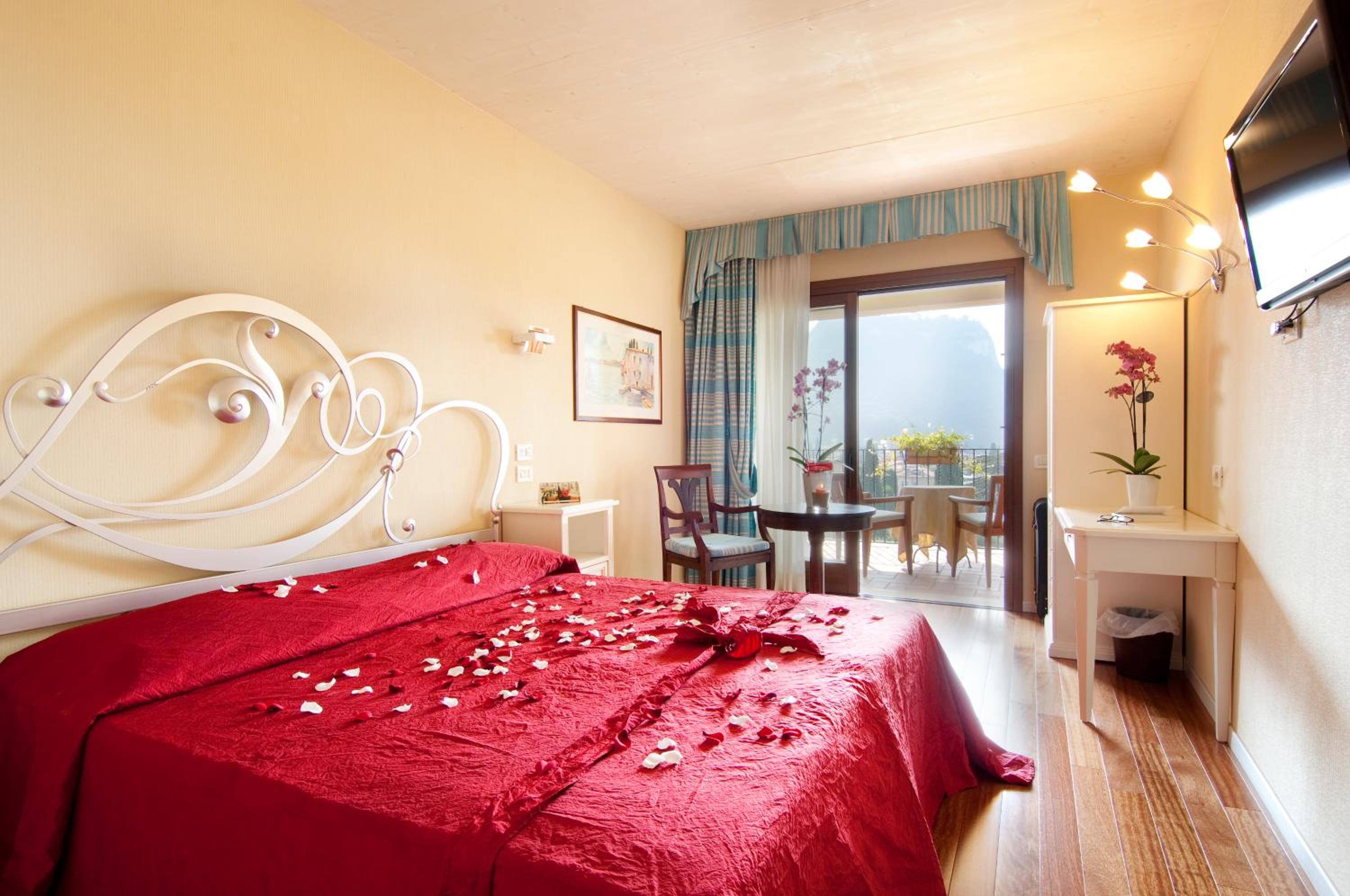 Junior Suite with Balcony - Photo 4