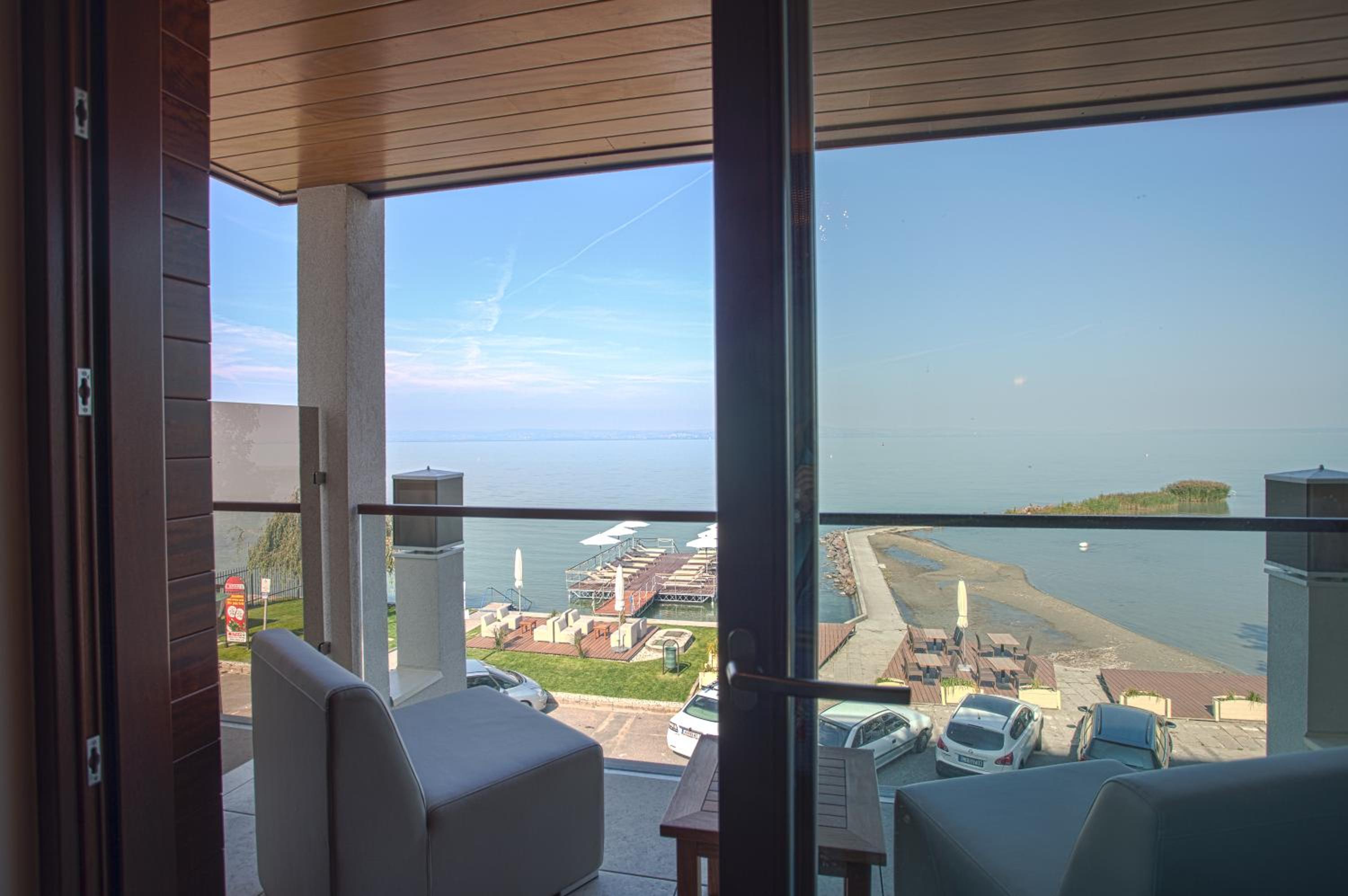 Deluxe Plus Double Room with Balcony and Spectacular Lake View photo 3