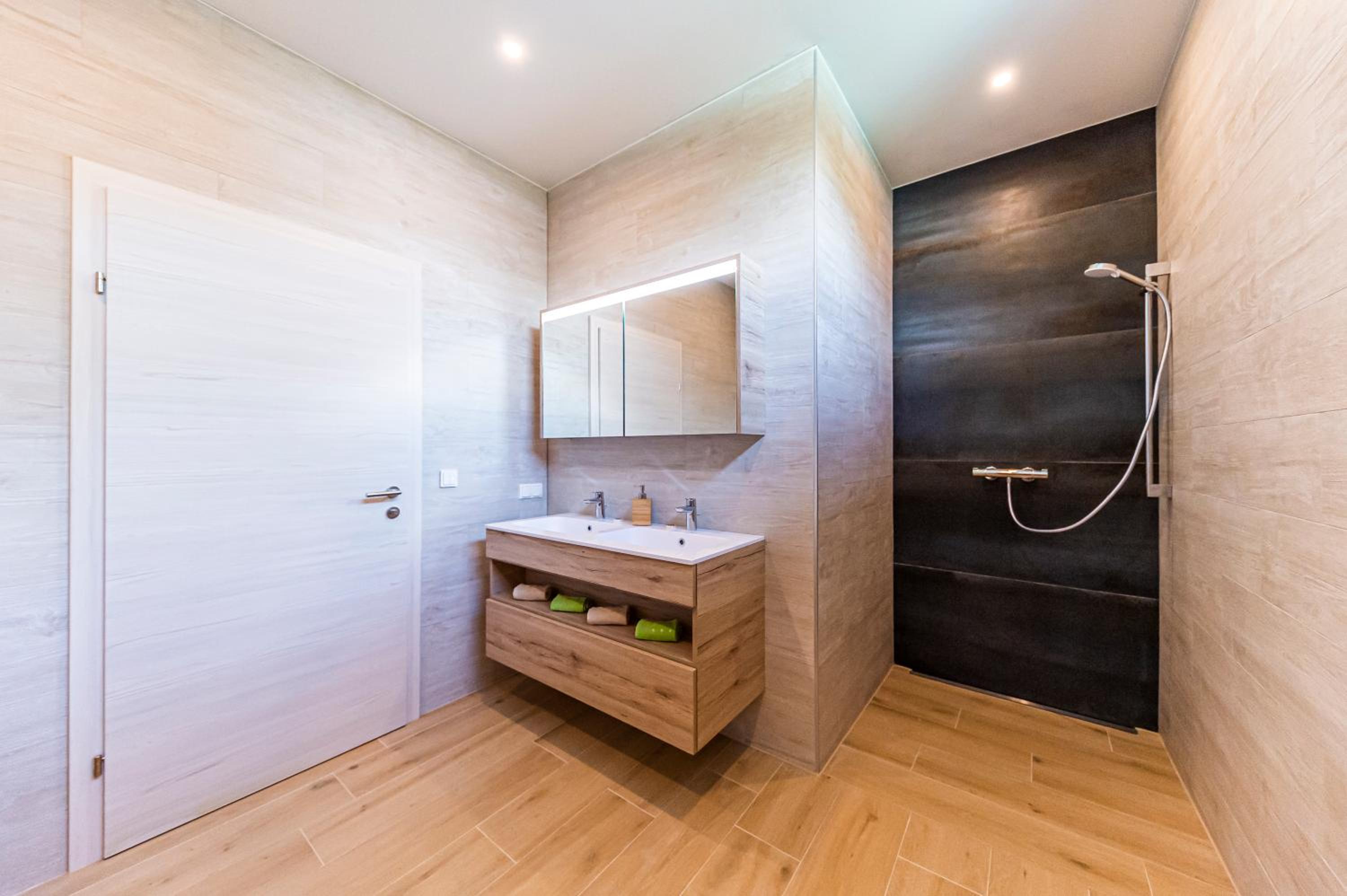 Junior Suite with Pool View - Photo 4