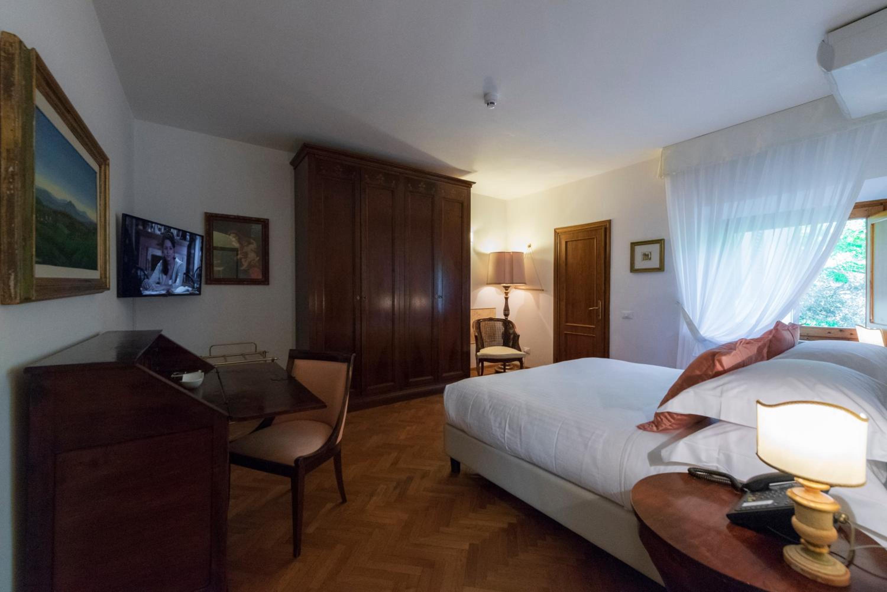 Suite - Photo 1