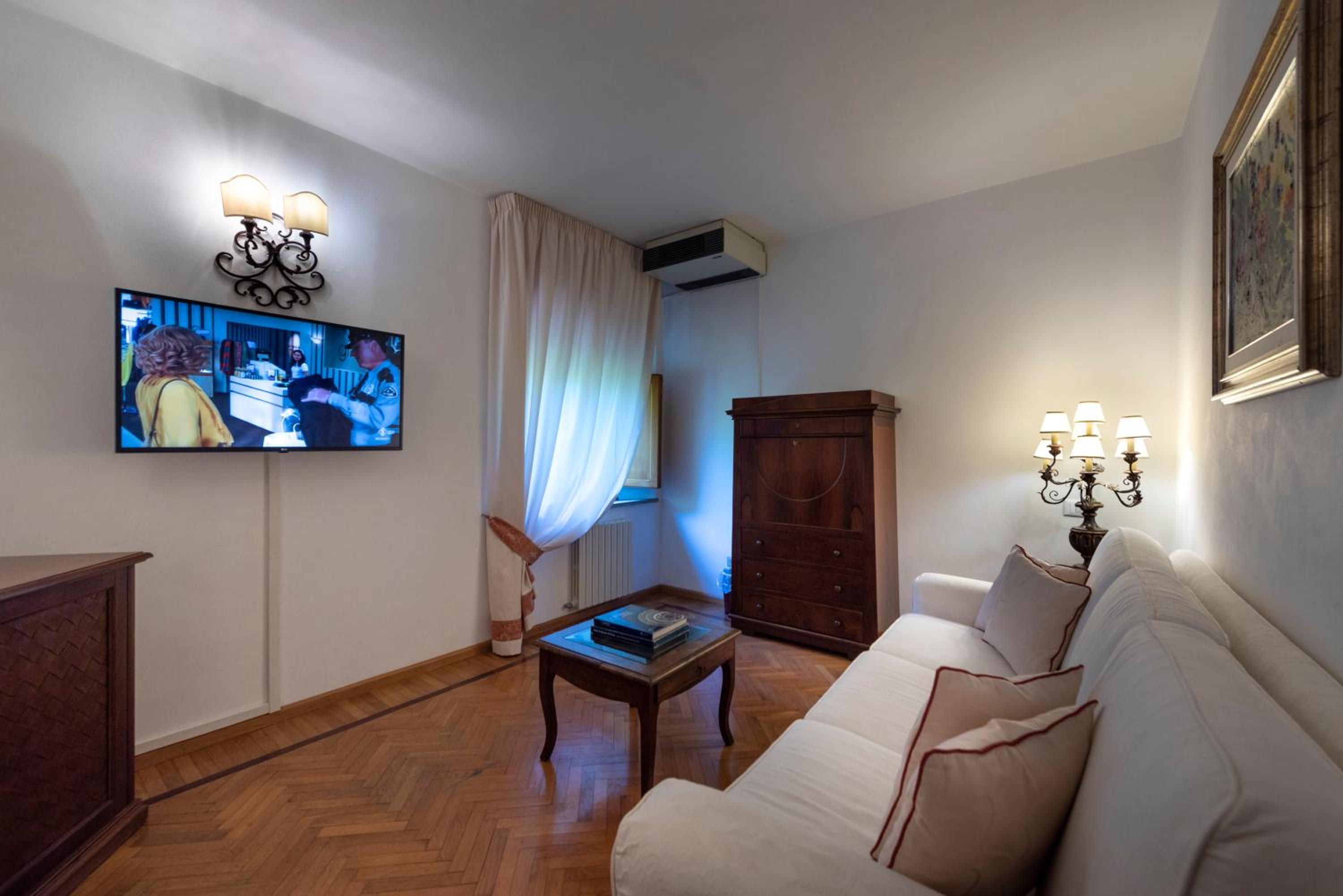 Suite - Photo 6