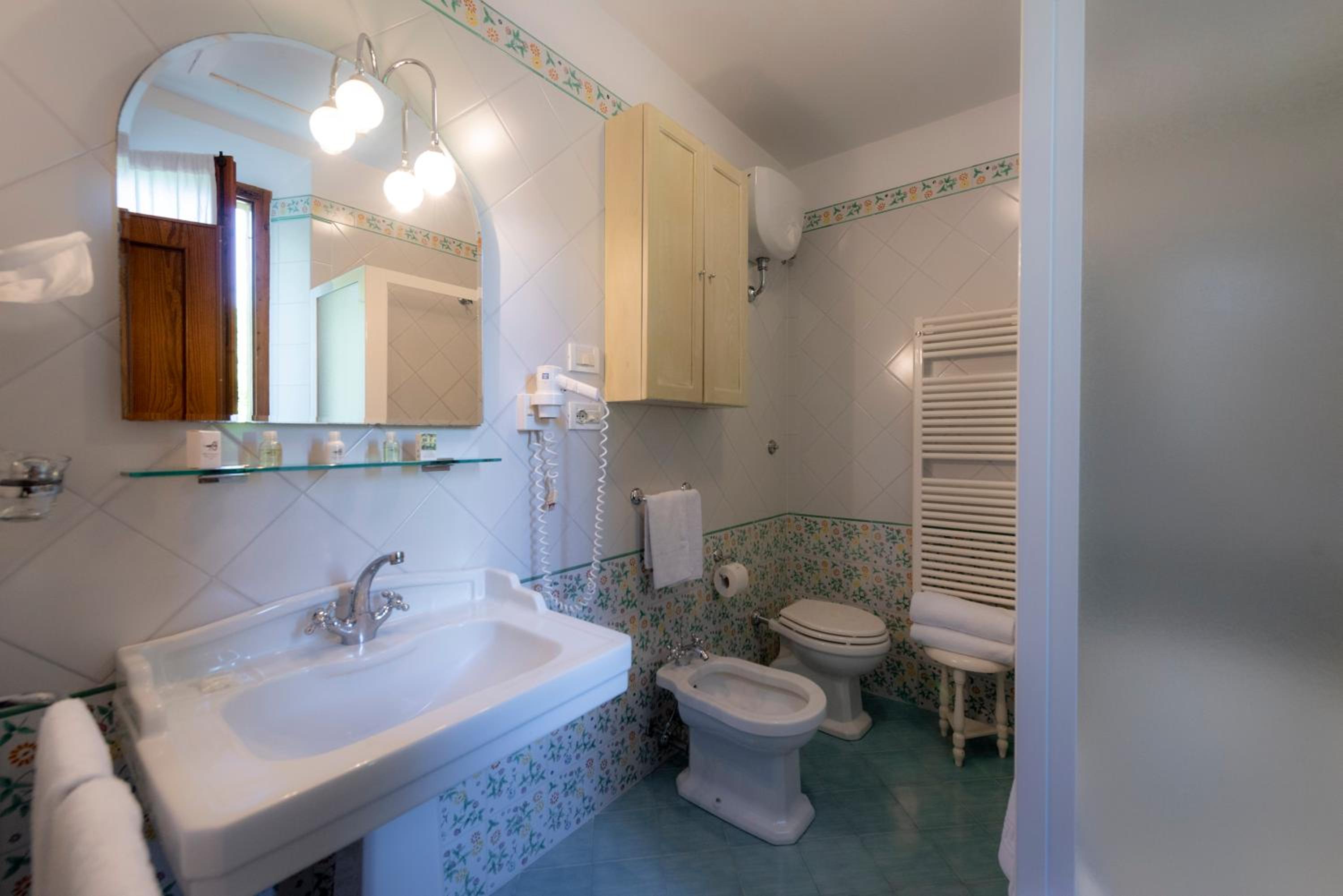 Suite - Photo 13