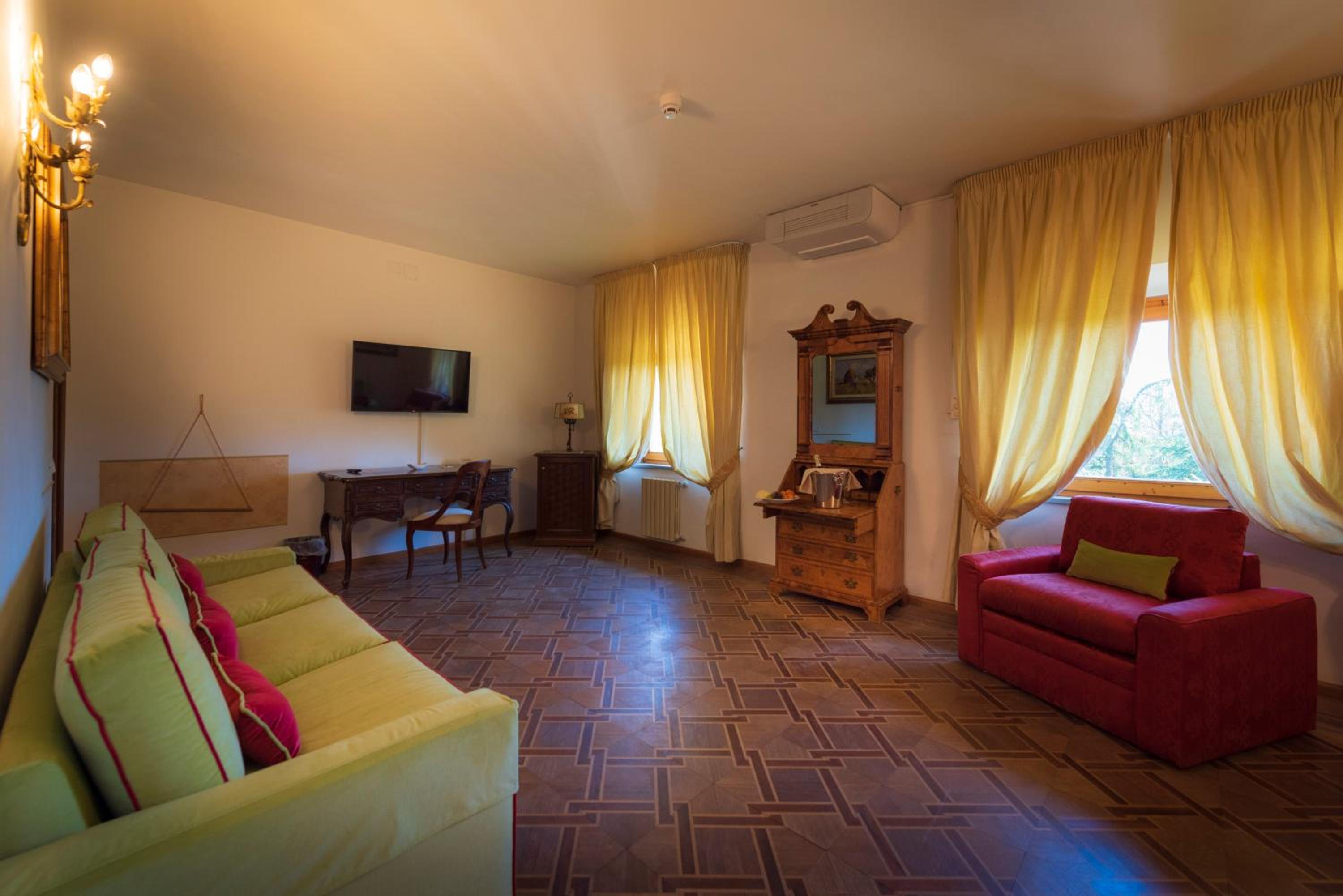 Suite - Photo 10