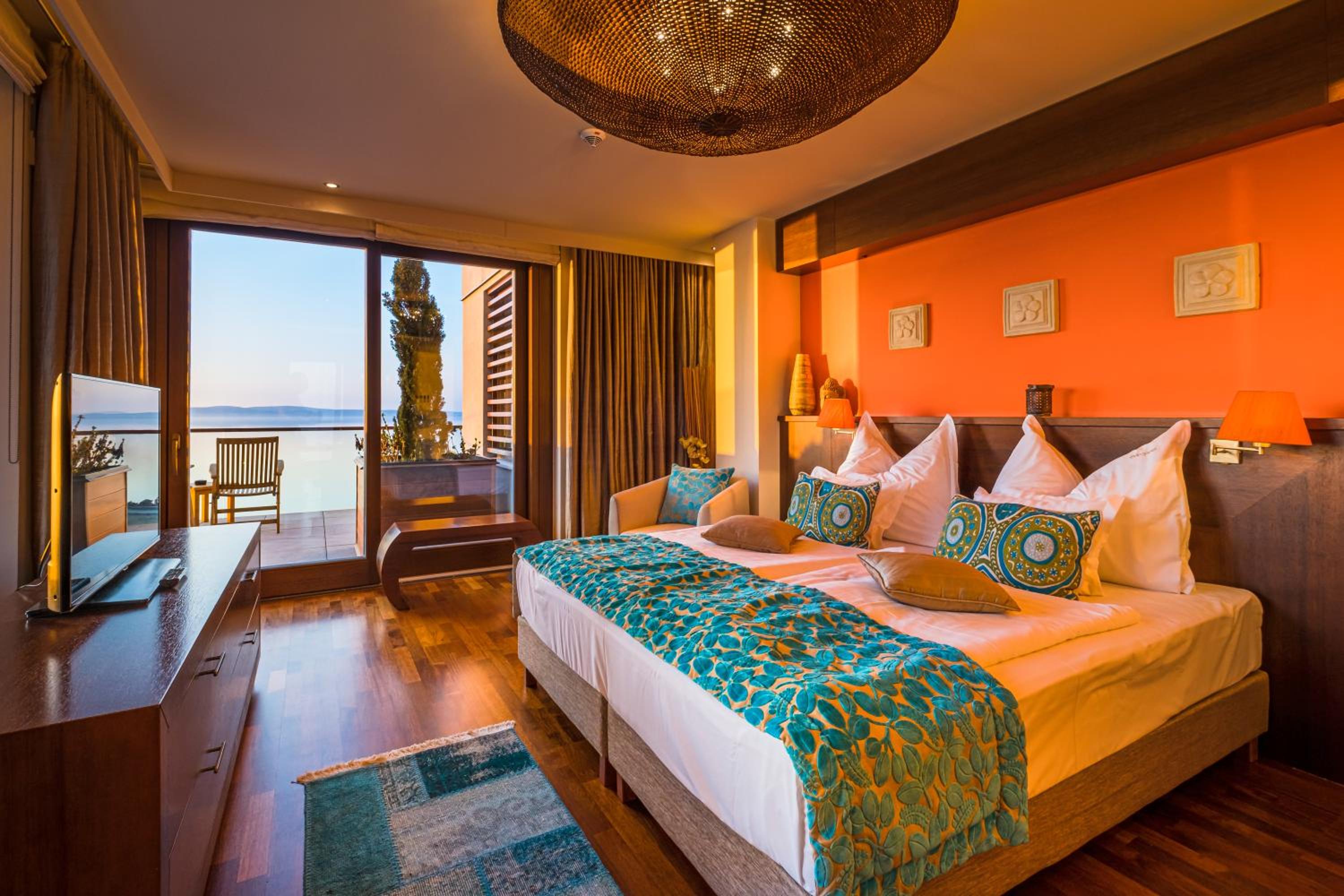 Deluxe Corner Room with Balcony and Spectacular Lake View photo 3