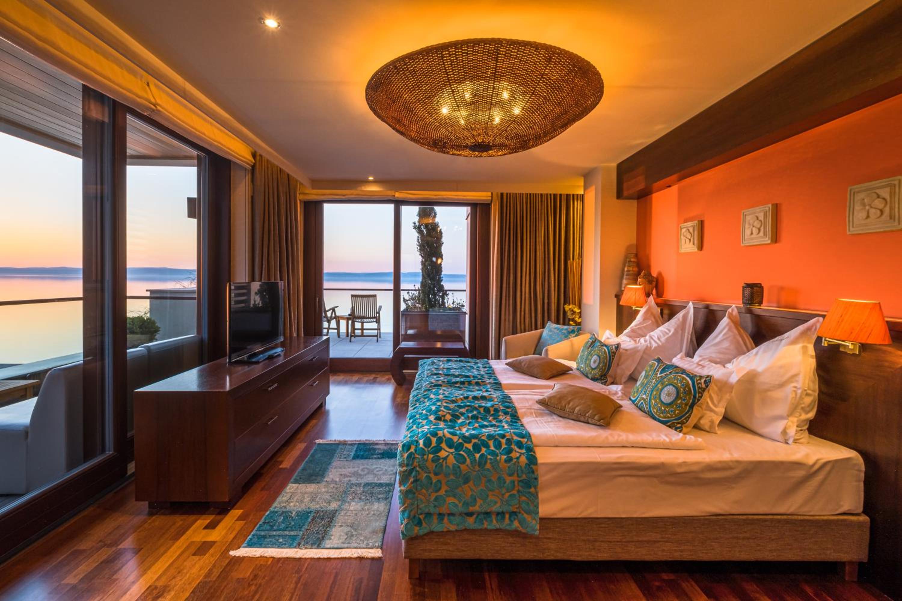 Deluxe Corner Room with Balcony and Spectacular Lake View