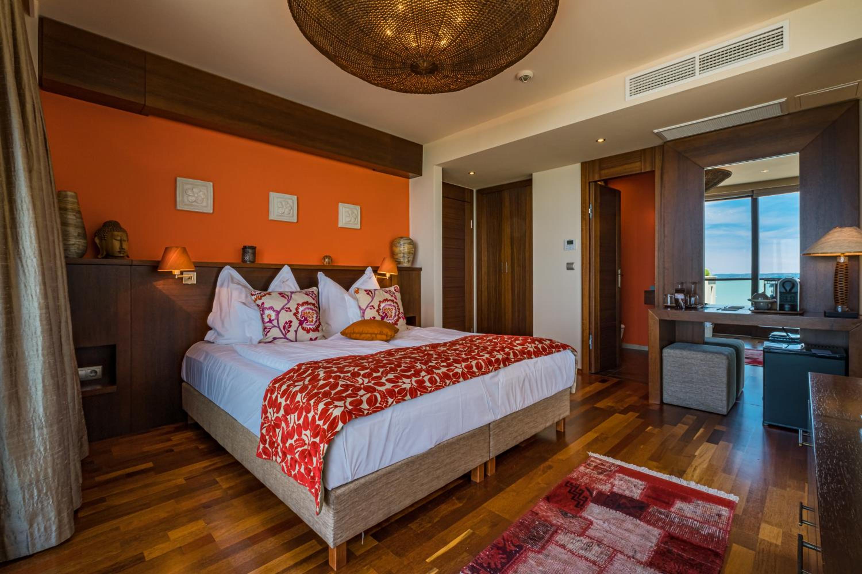 Deluxe Corner Room with Balcony and Spectacular Lake View photo 2