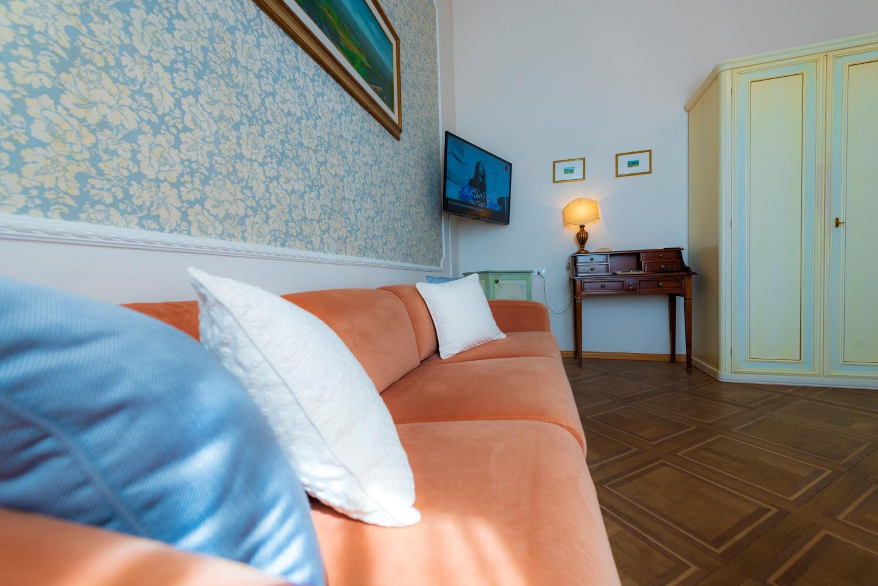 Deluxe Double Room with Extra Bed - Photo 10