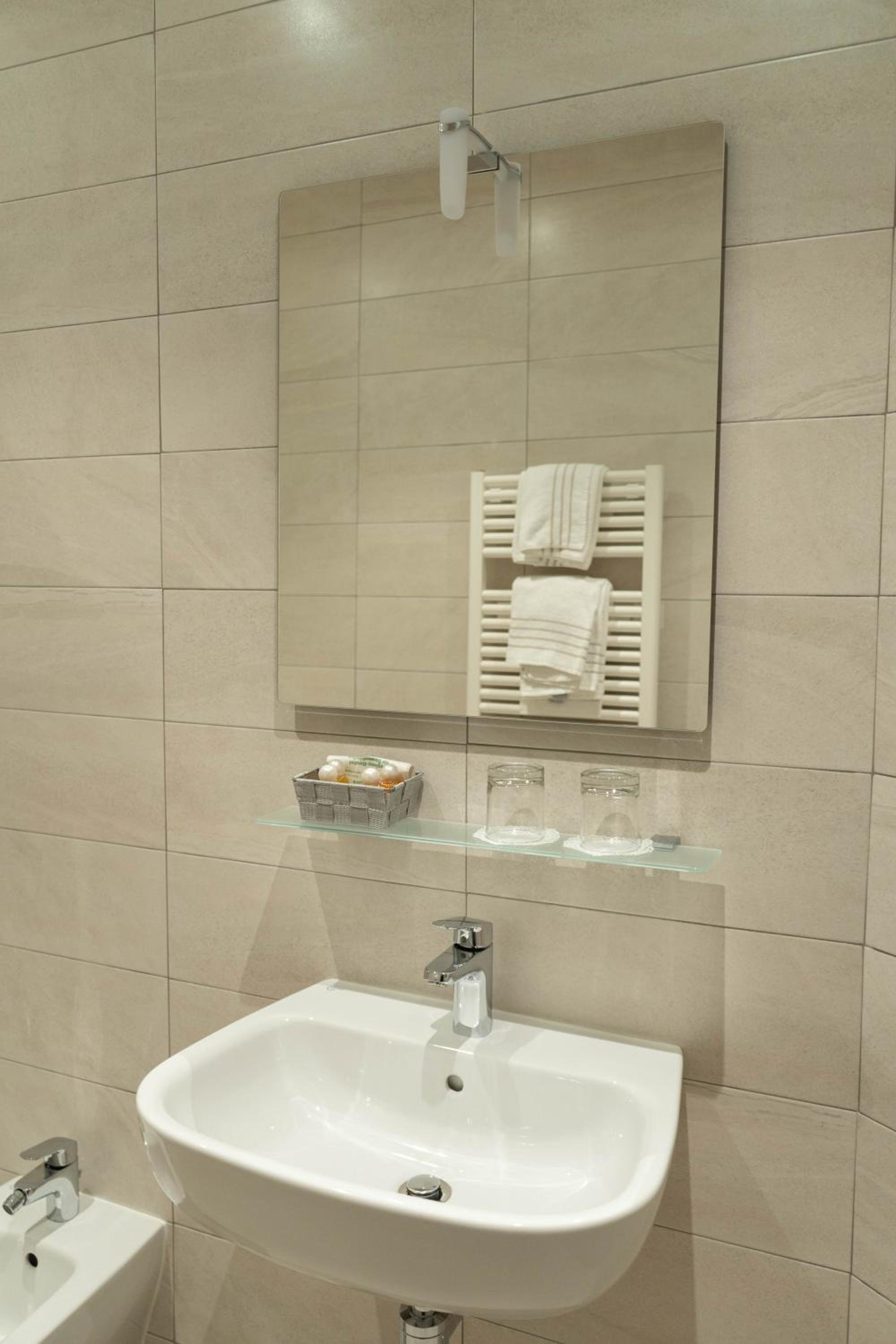 Double or Twin Room - Photo 5