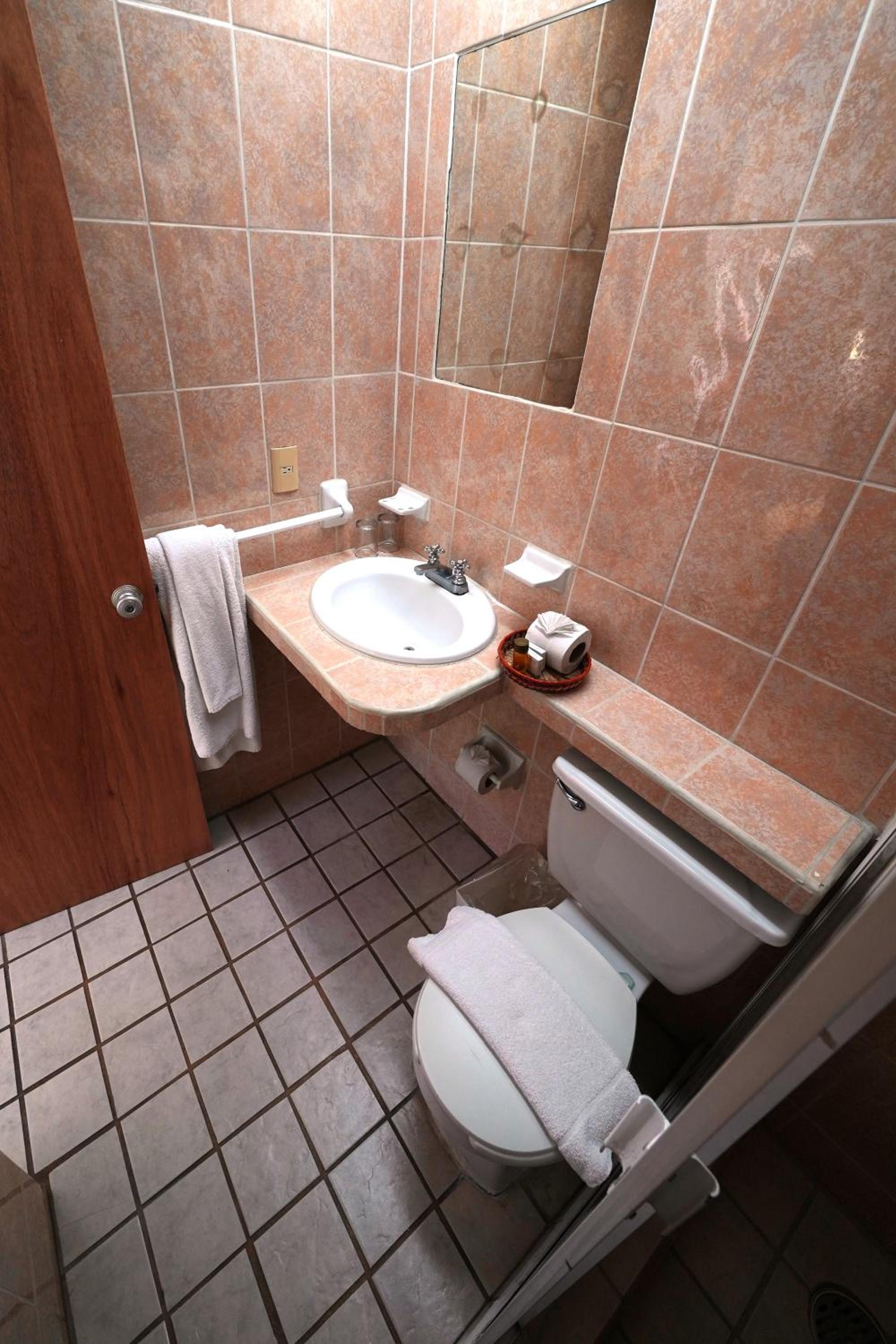 Standard Double Room - Photo 11
