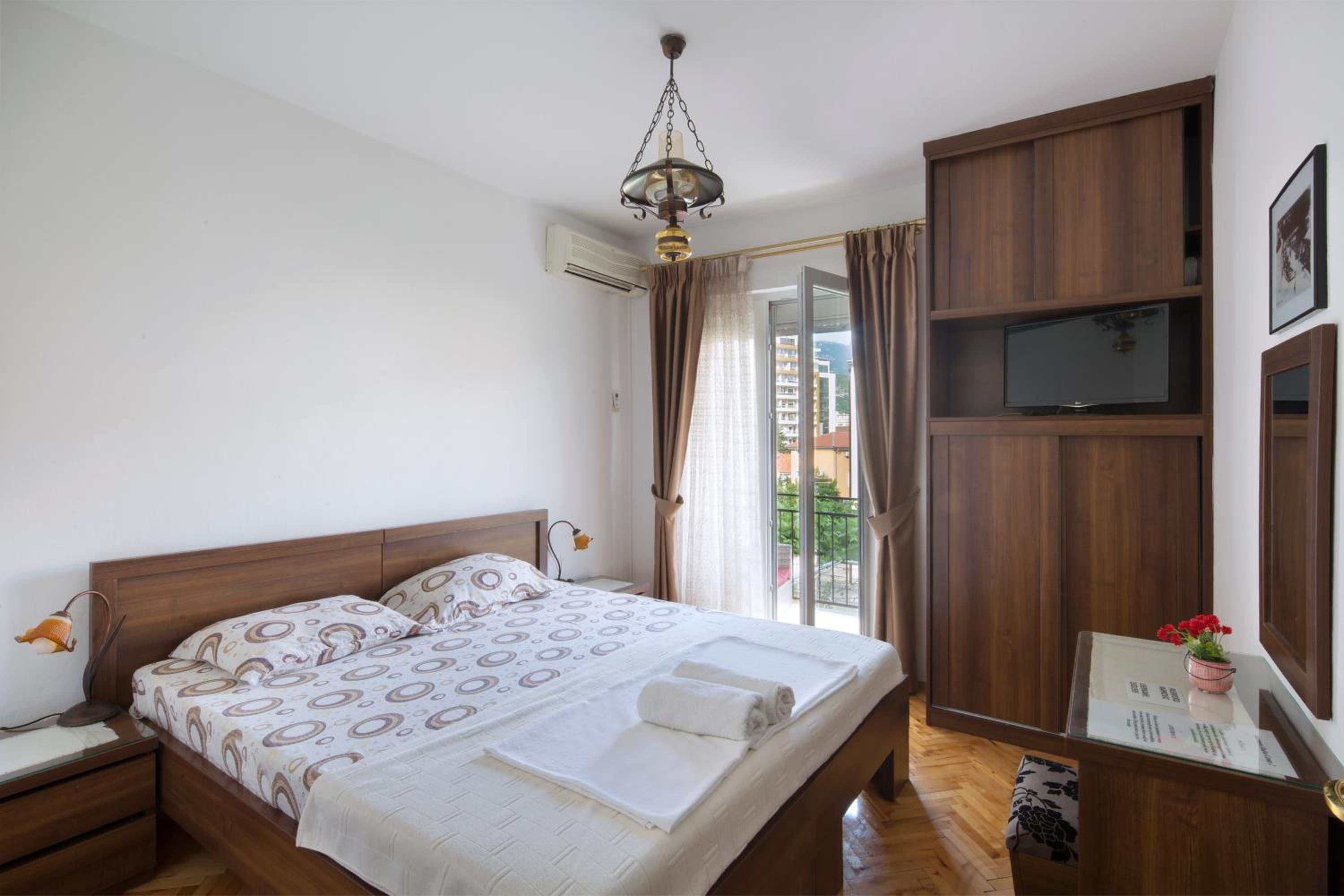 Two-Bedroom Apartment with Balcony - Photo 10