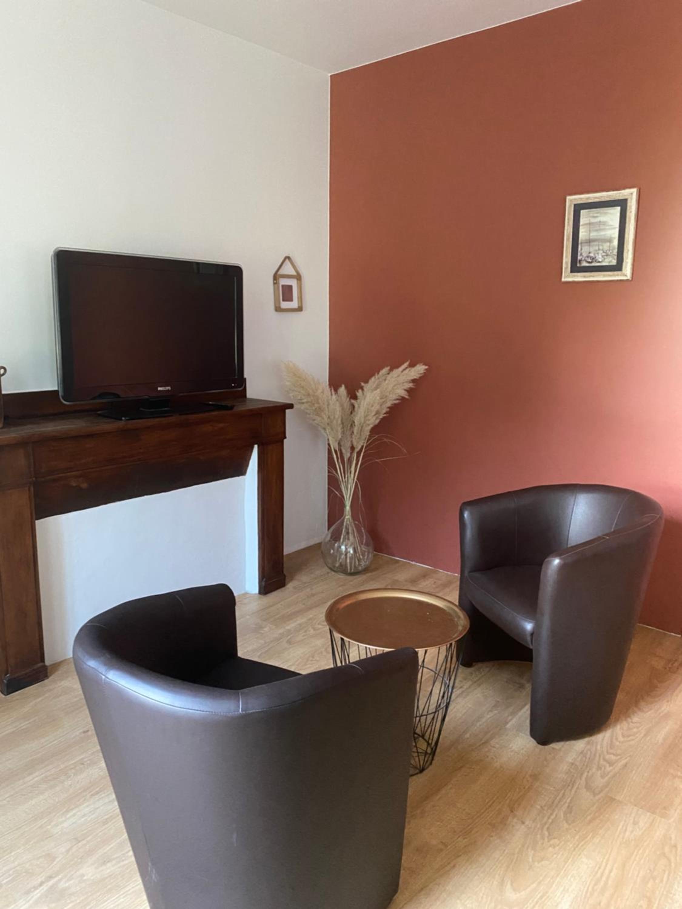 Deluxe Room (2 Adults + 1 Child) - Photo 4