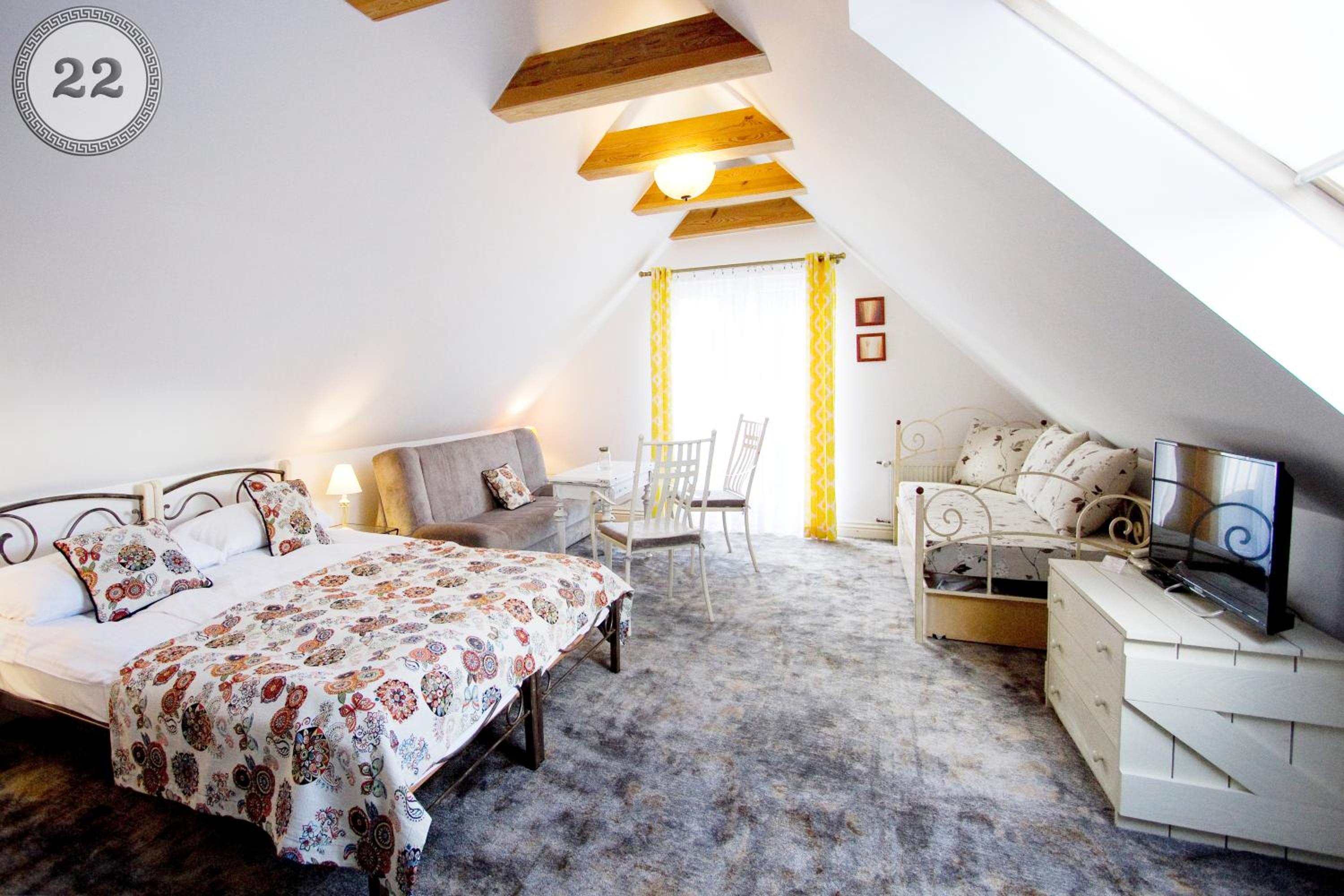 Deluxe Double Room With Extra Bed - Photo 10