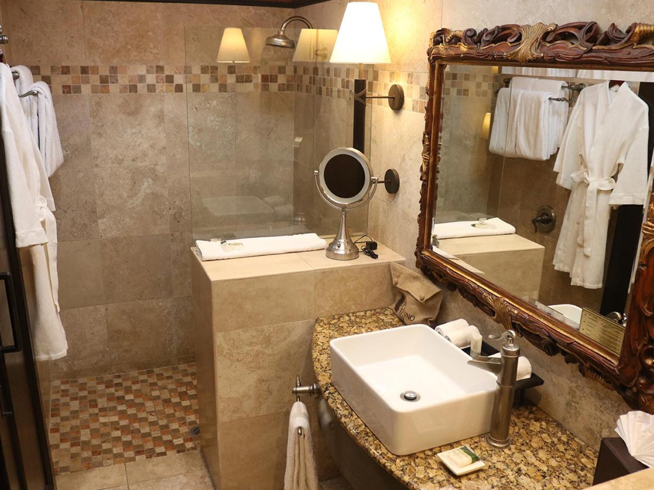 Deluxe Double Room - Photo 8