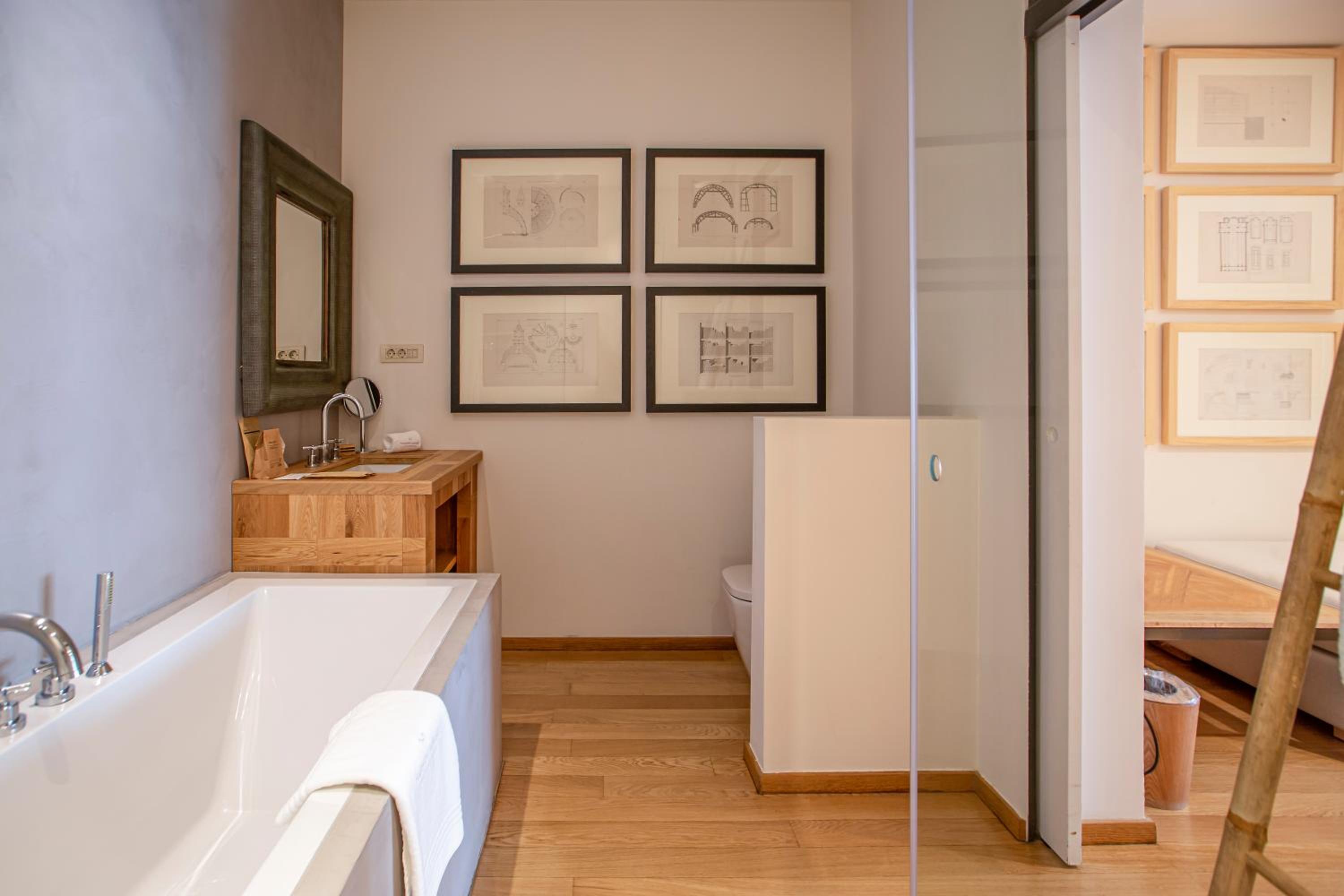 Deluxe Double Room thumbnail 5