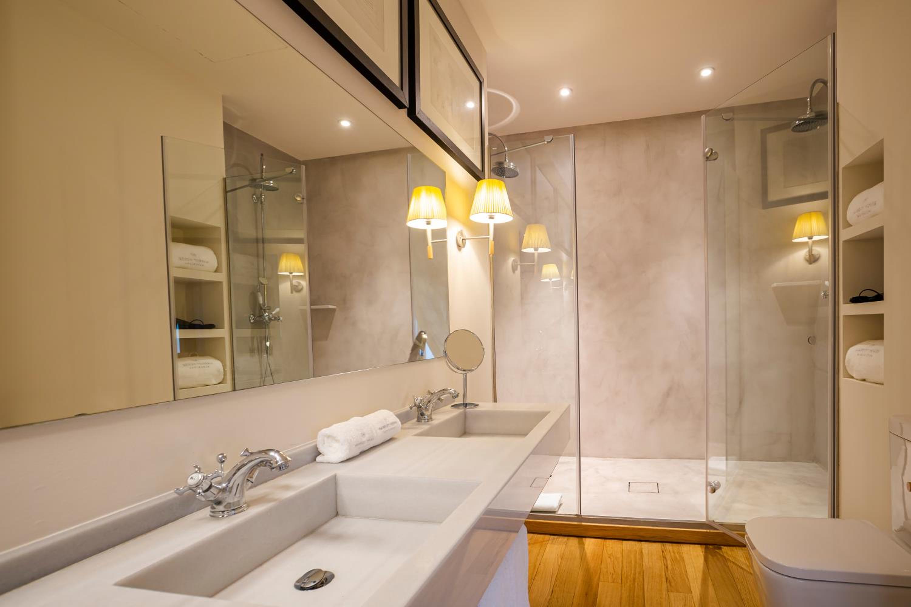 Premium Interior Room thumbnail 6