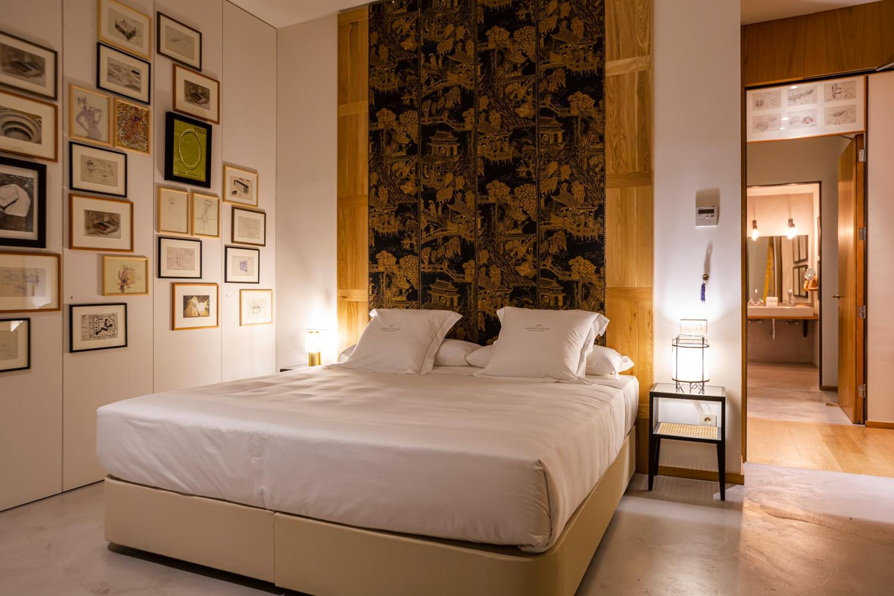 Premium Interior Room thumbnail 5