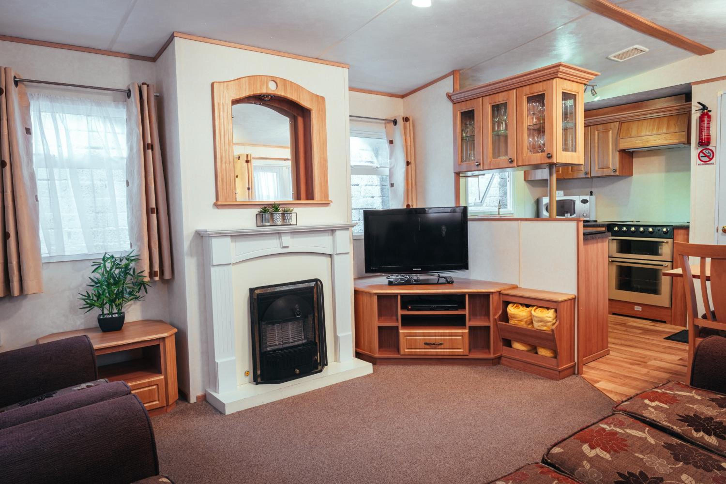 Mobile Home - Photo 2