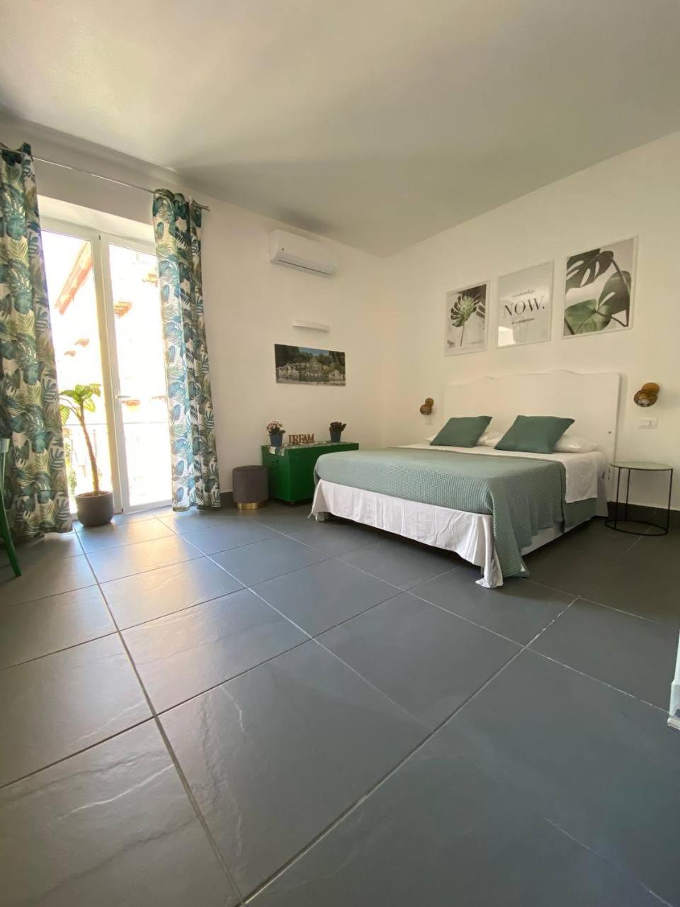 Deluxe Room - Photo 5